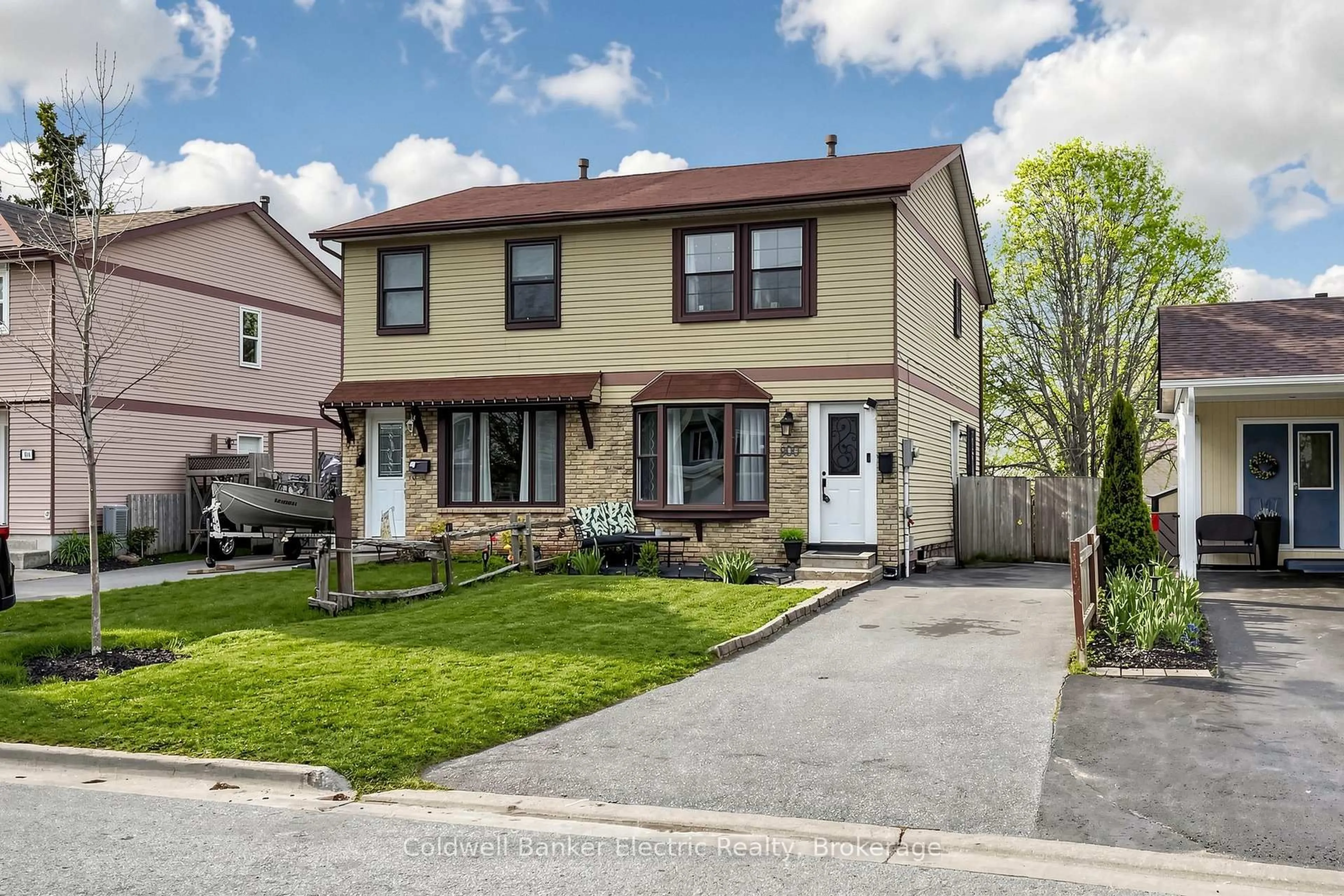 Home with vinyl exterior material, street for 900 Southridge St, Oshawa Ontario L1H 8A5