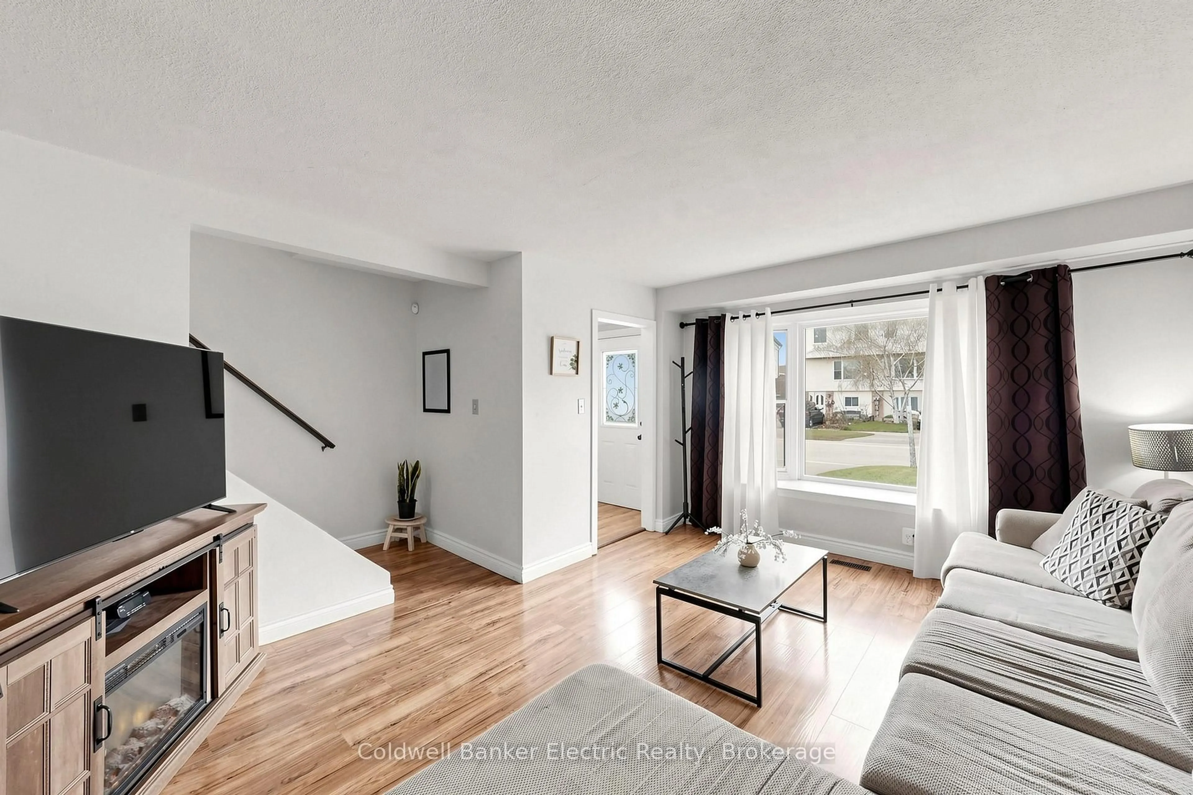 Living room with furniture, unknown for 900 Southridge St, Oshawa Ontario L1H 8A5