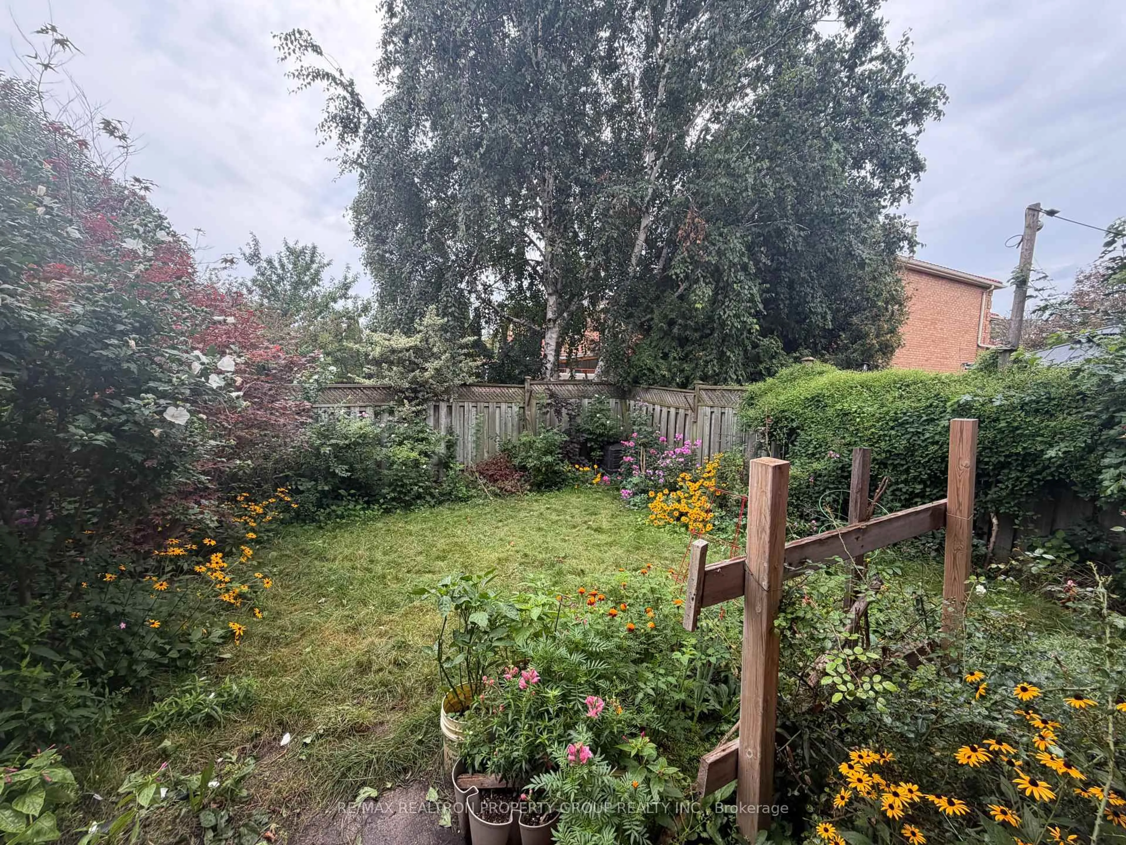 A pic from outside/outdoor area/front of a property/back of a property/a pic from drone, forest/trees view for 29 David Dr, Toronto Ontario M1E 5E5