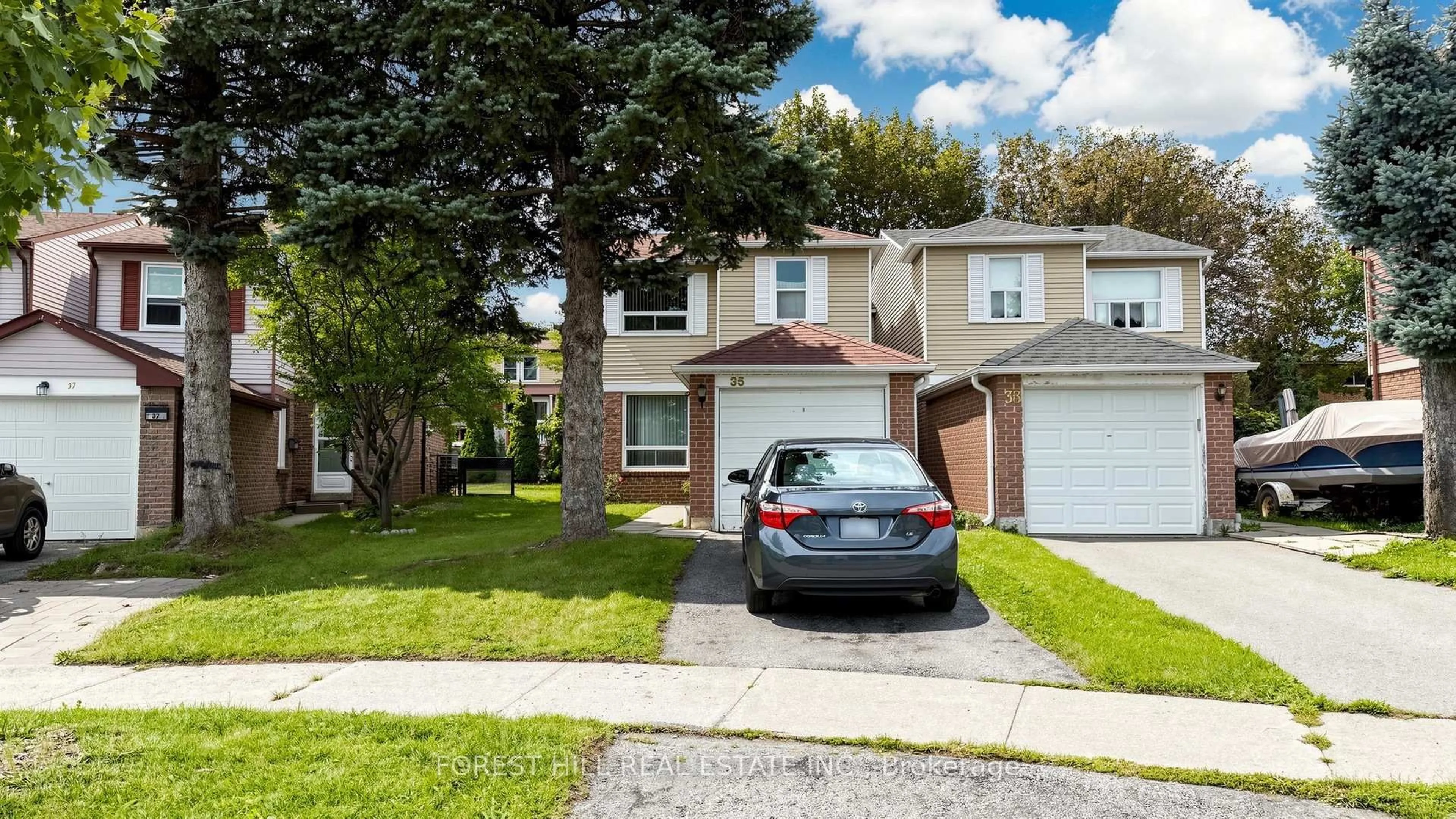 A pic from outside/outdoor area/front of a property/back of a property/a pic from drone, street for 35 Treetops Crt, Toronto Ontario M1V 2B9