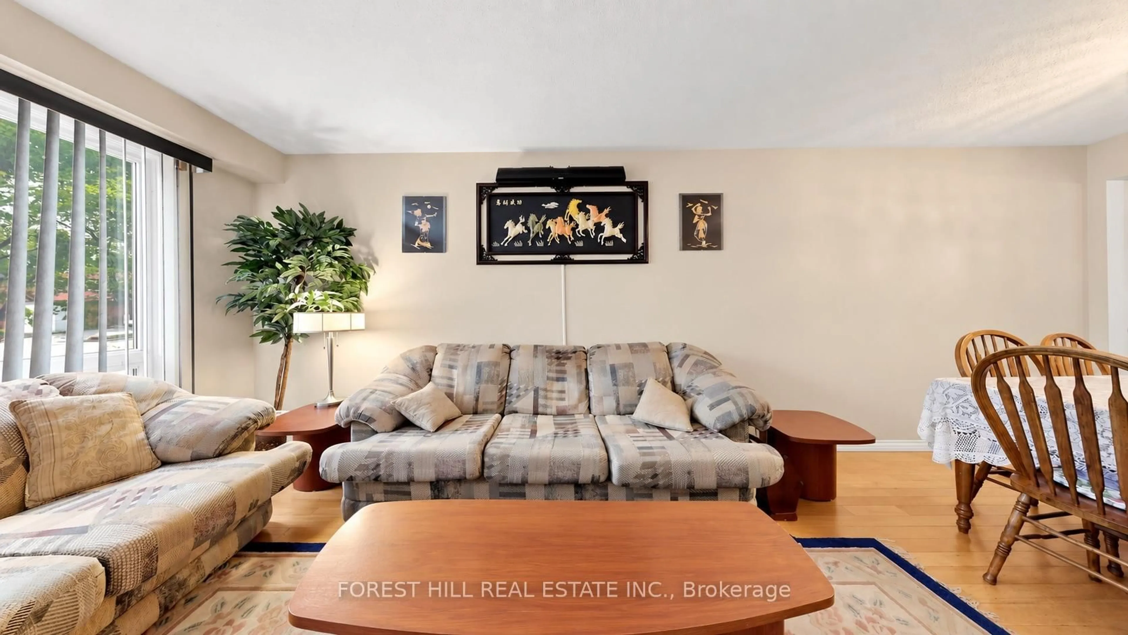 Living room with furniture, unknown for 35 Treetops Crt, Toronto Ontario M1V 2B9