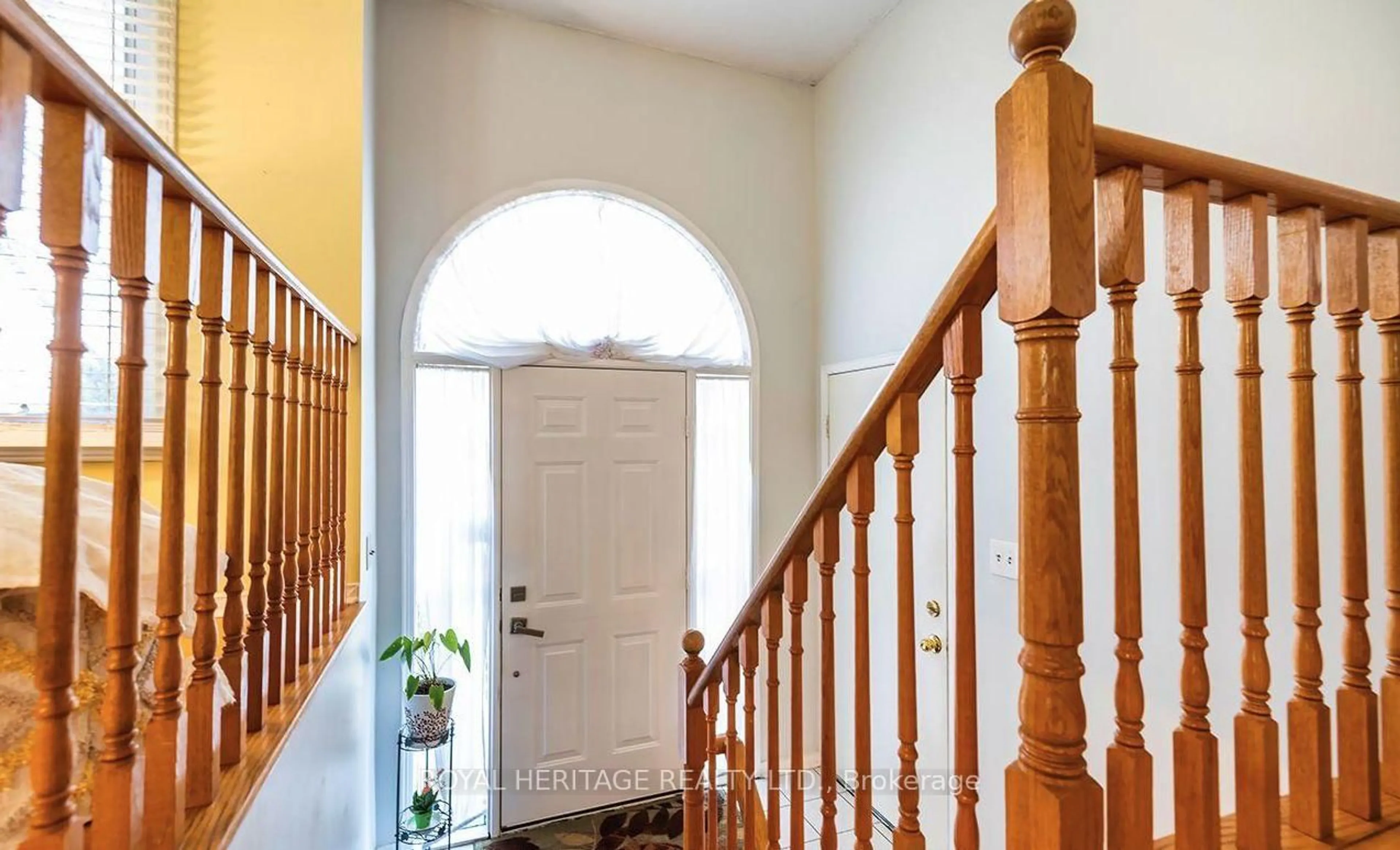 Indoor entryway for 31 Thames Dr, Whitby Ontario L1R 2M2