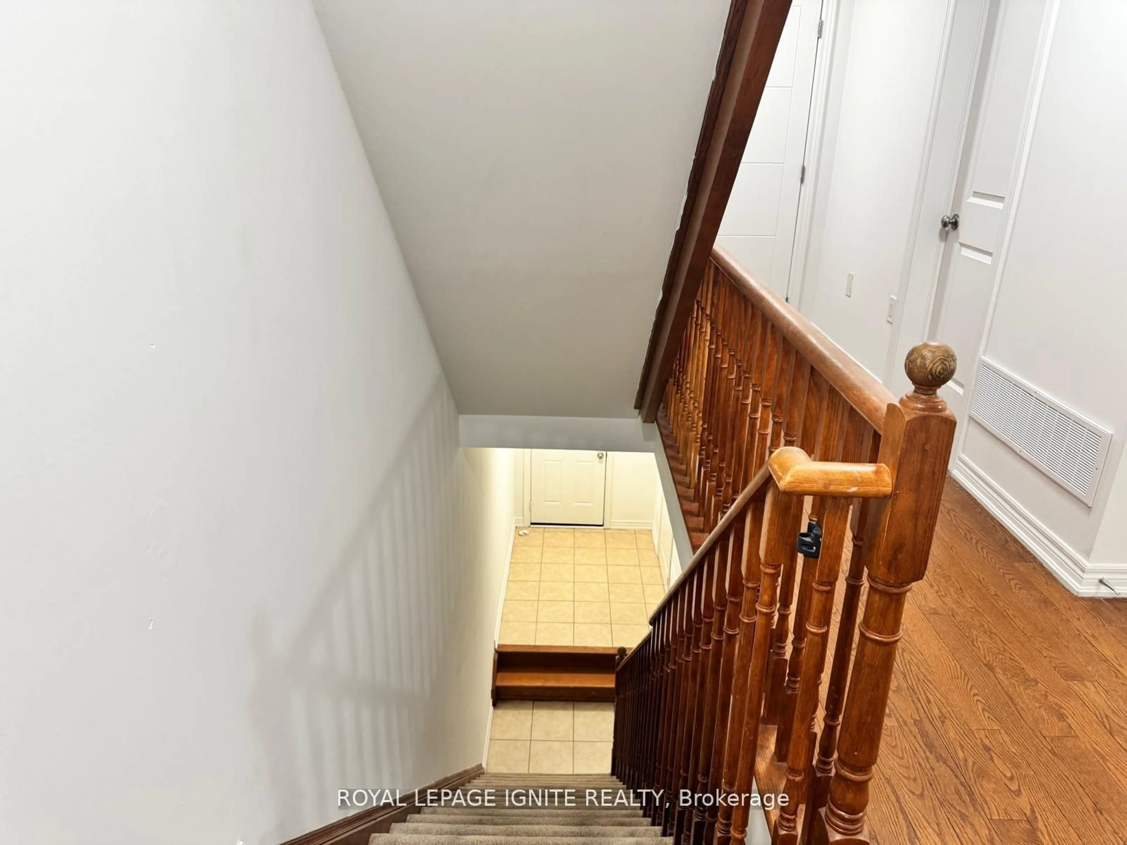 Stairs for 1309 Danforth Rd, Toronto Ontario M1J 0B1