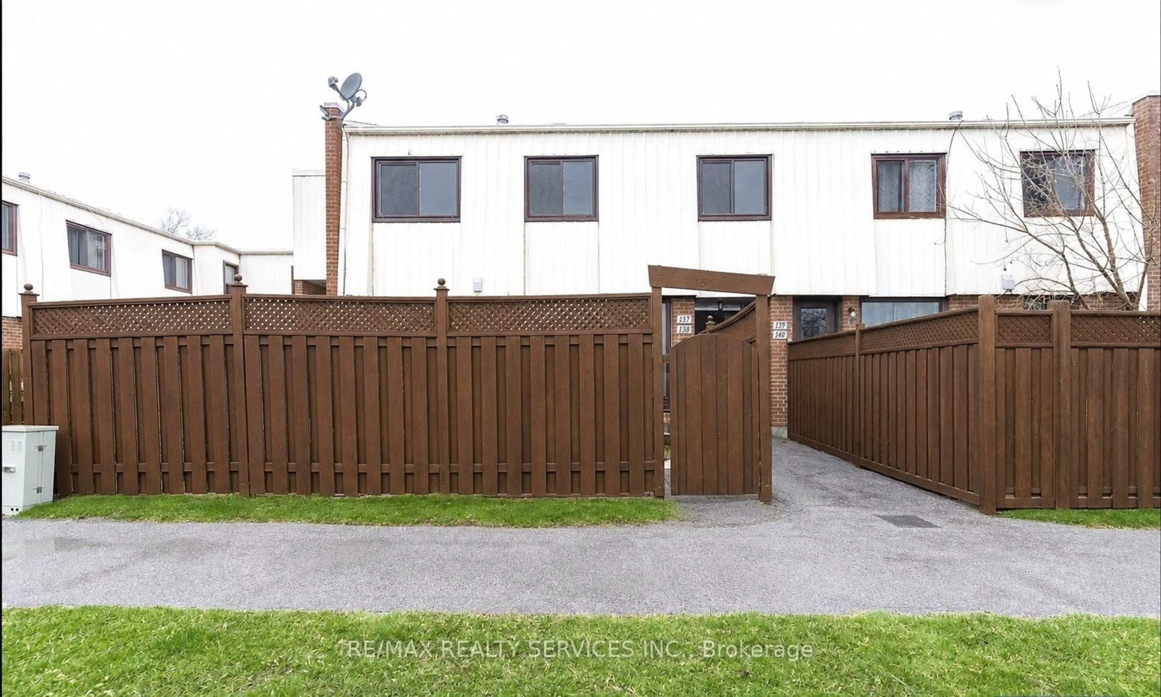 A pic from outside/outdoor area/front of a property/back of a property/a pic from drone, street for 1100 Oxford St #137, Oshawa Ontario L1J 6G4