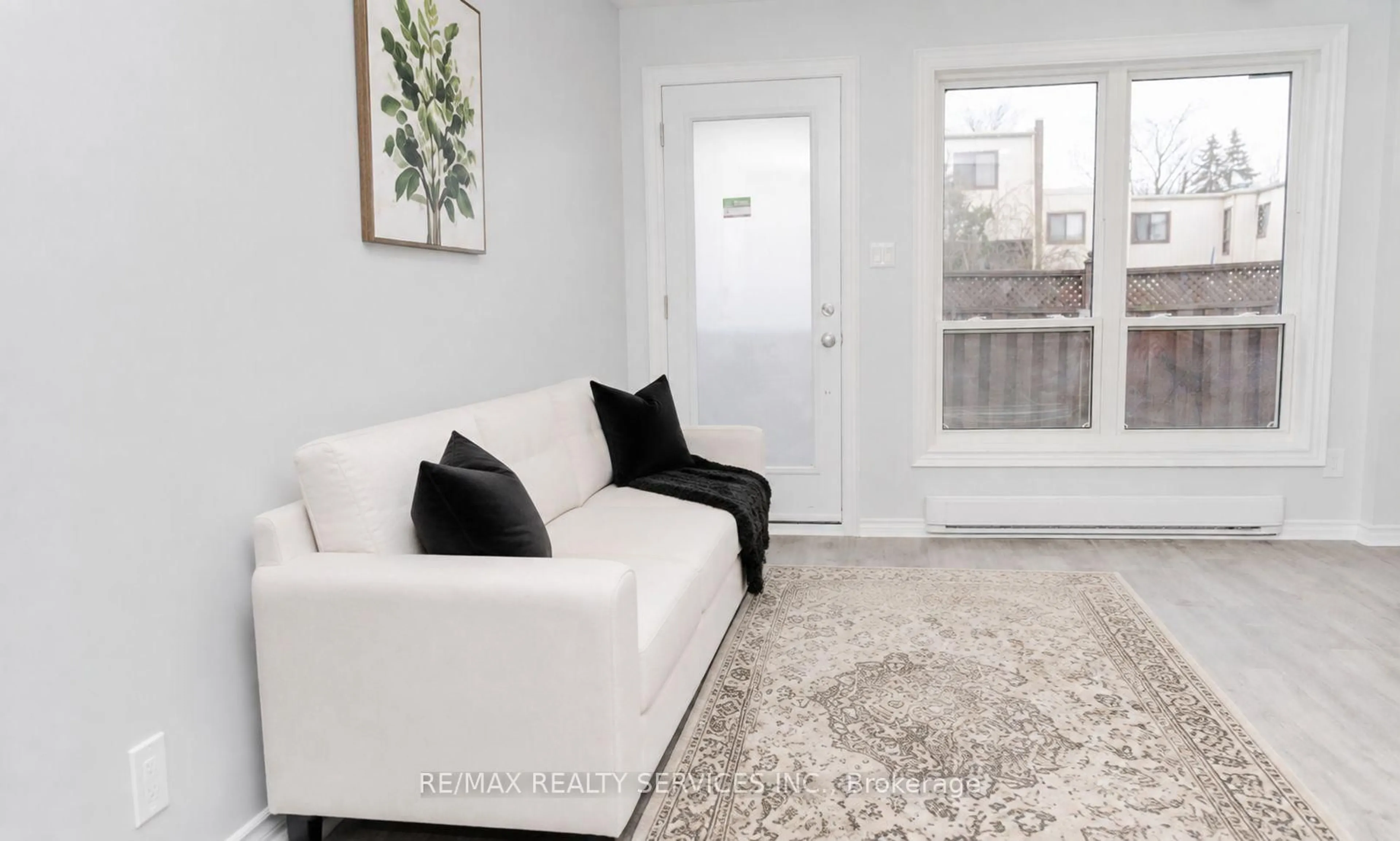 Indoor entryway for 1100 Oxford St #137, Oshawa Ontario L1J 6G4