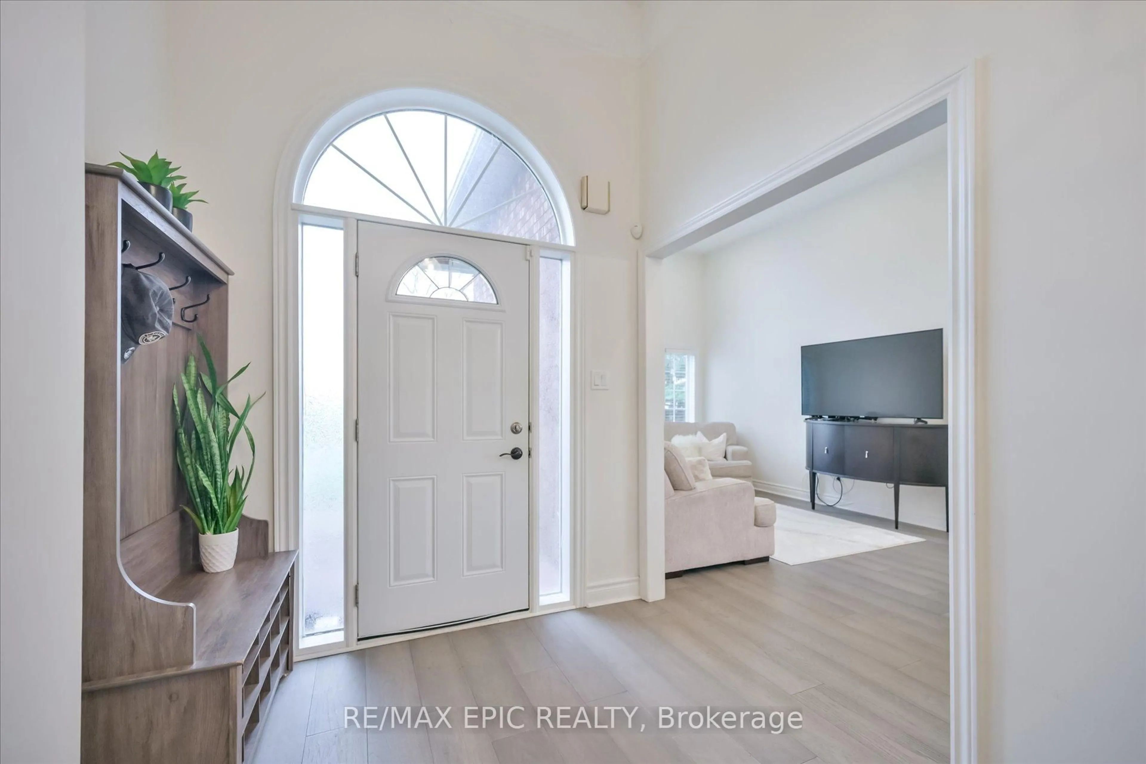 Indoor entryway for 33 Emmett Pl, Whitby Ontario L1R 2B4