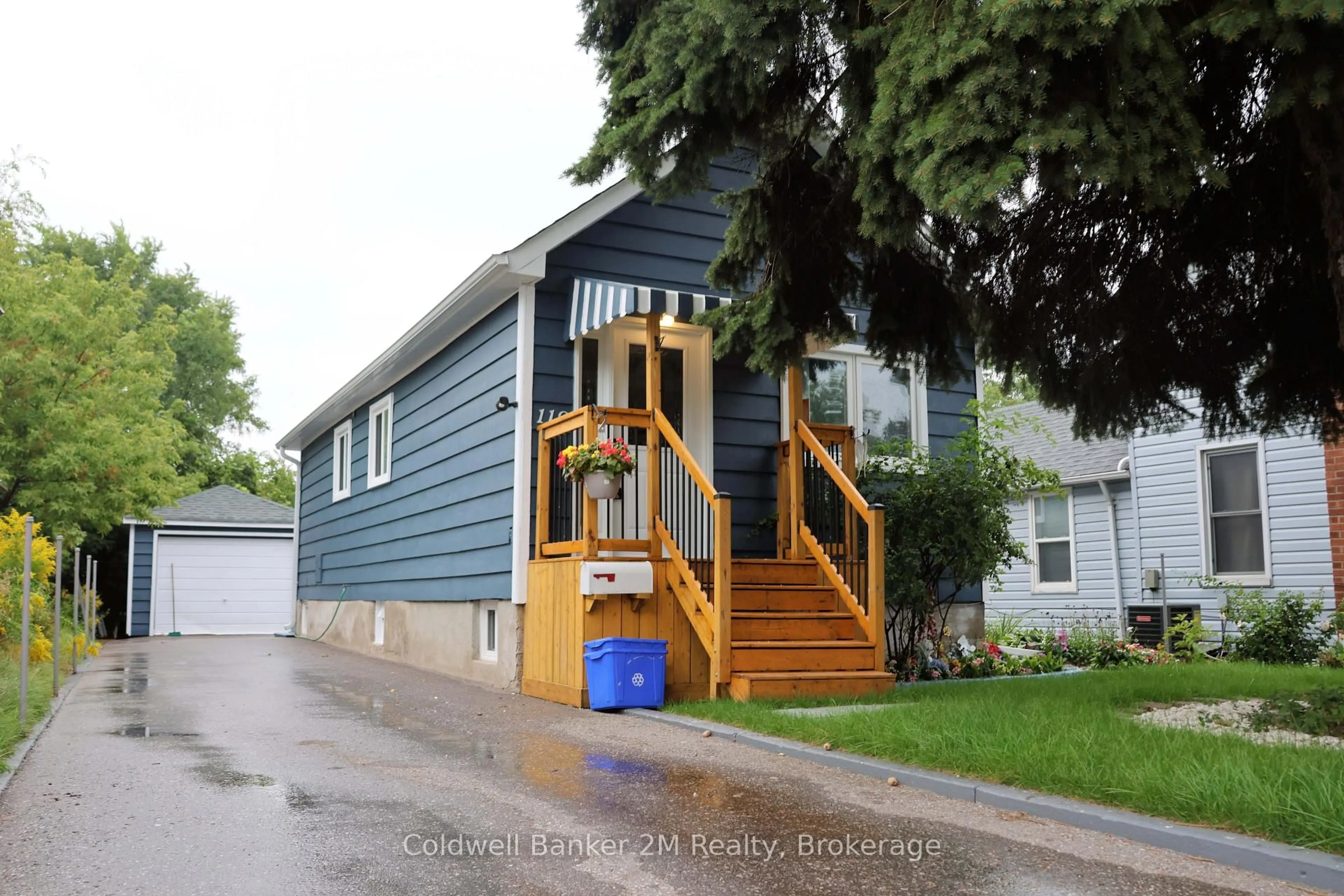 Home with vinyl exterior material, street for 119 Nassau St, Oshawa Ontario L1J 4A3