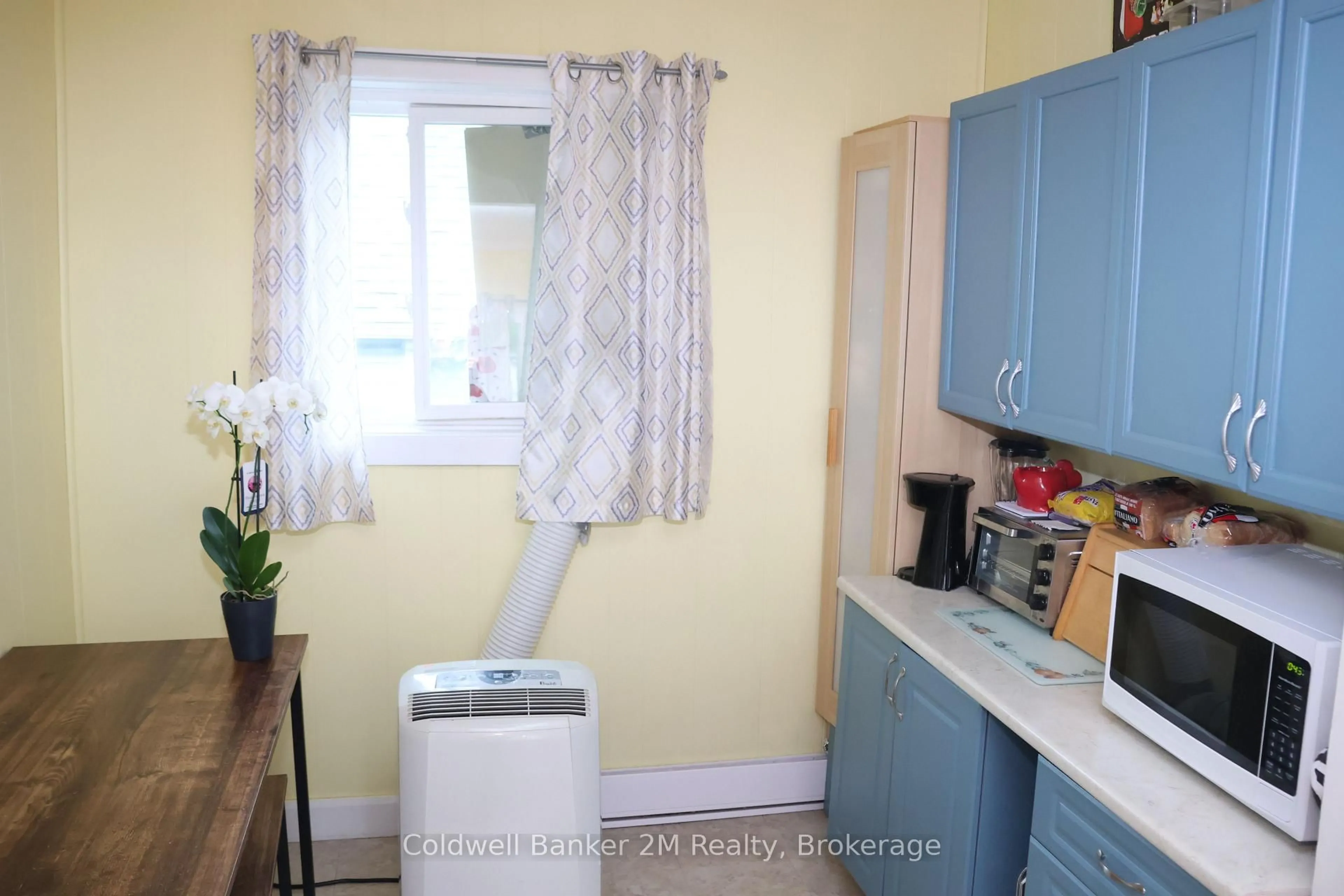 Standard kitchen, unknown for 119 Nassau St, Oshawa Ontario L1J 4A3