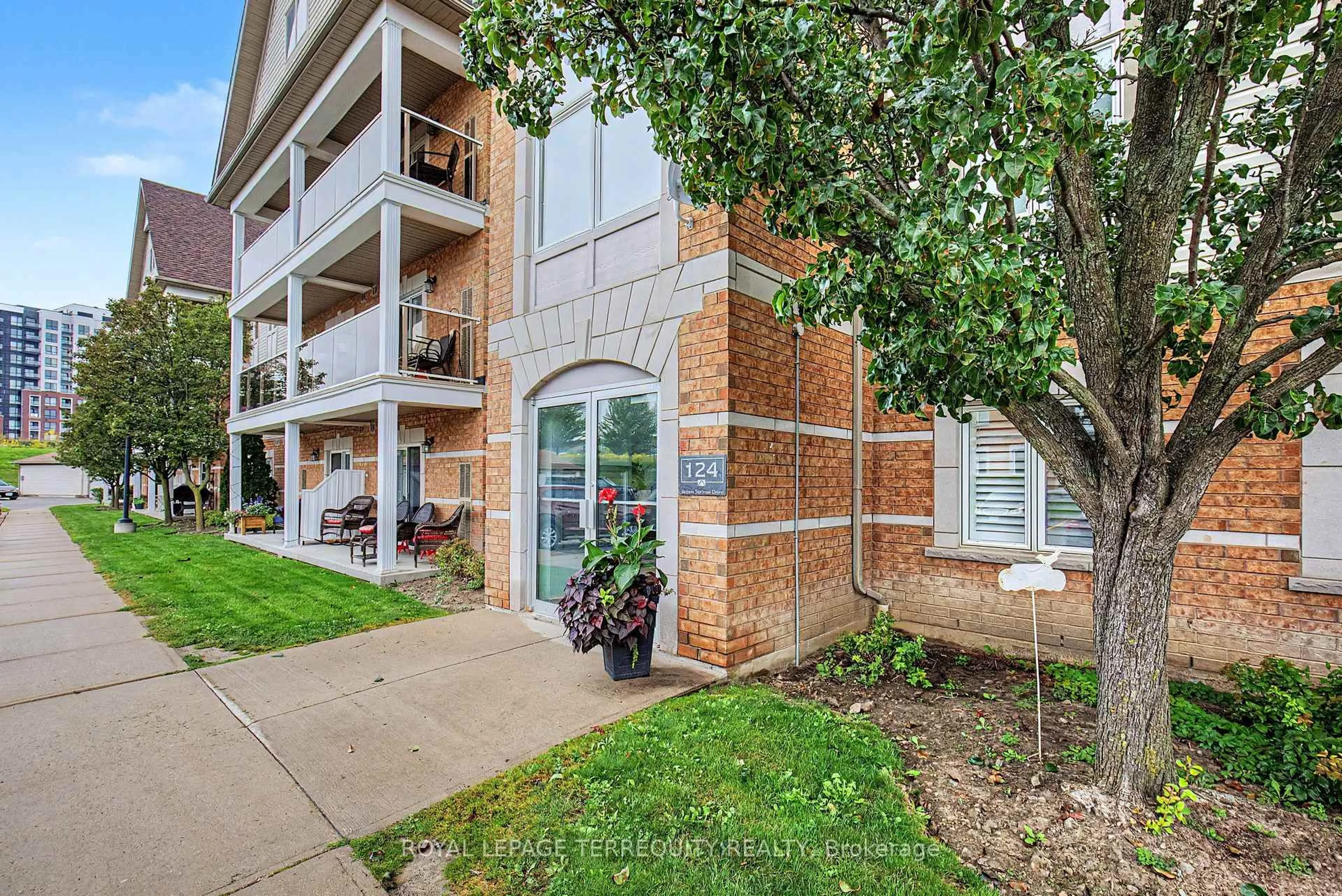 Patio, unknown for 124 Aspen Springs Dr #309, Clarington Ontario L1C 0G8