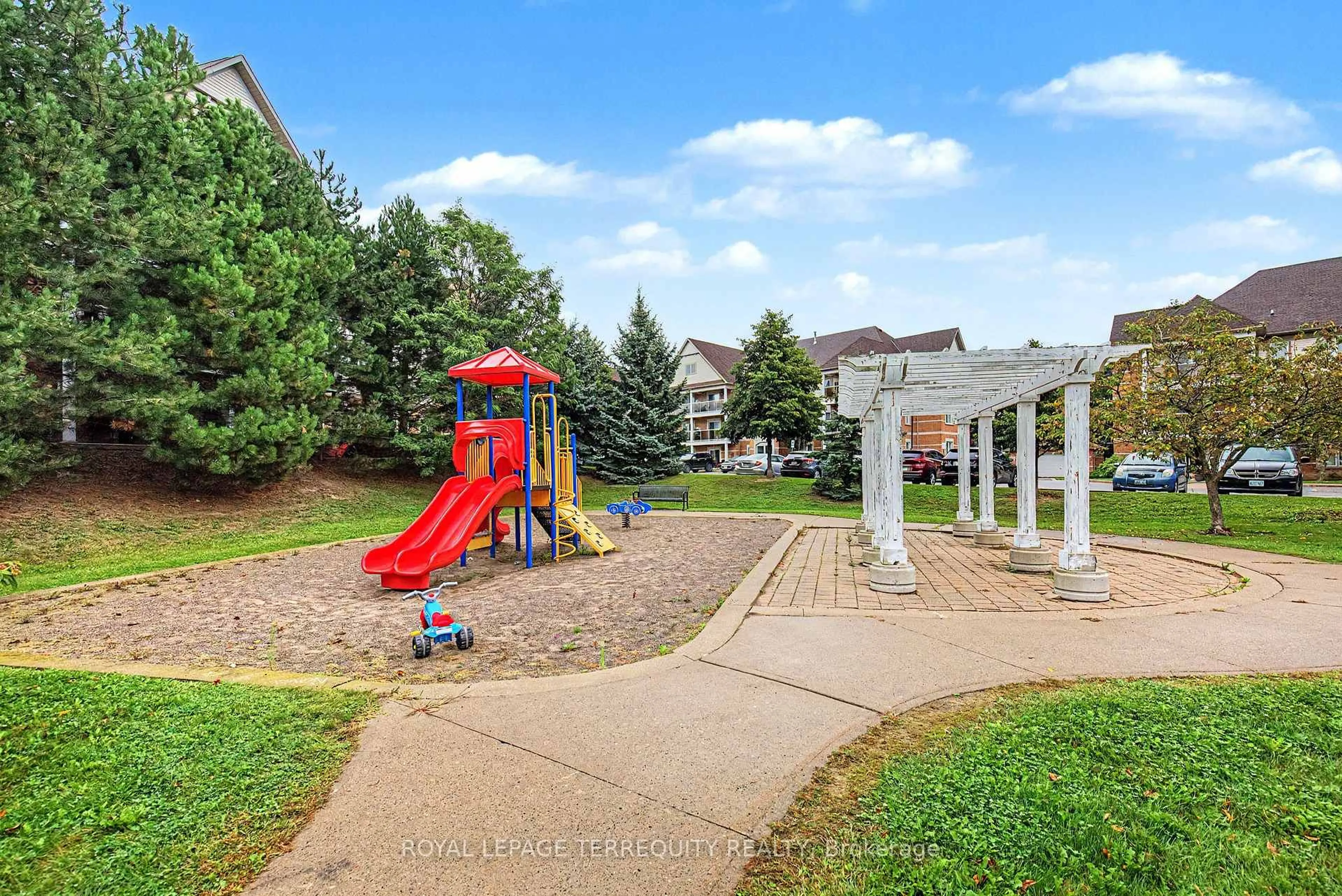 Patio, mountain view for 124 Aspen Springs Dr #309, Clarington Ontario L1C 0G8