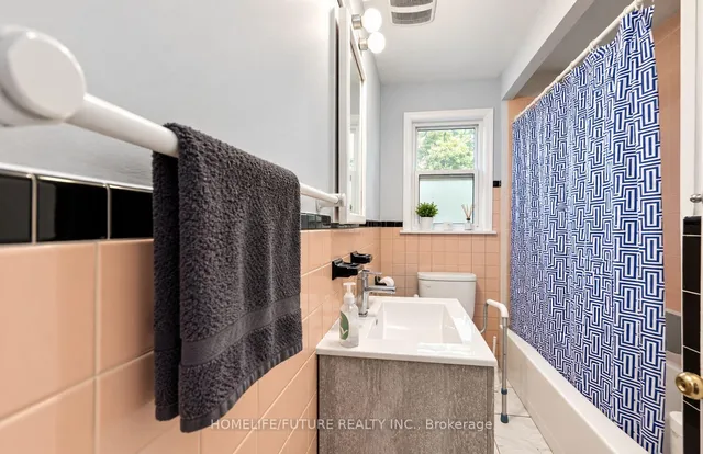 65 Blakemanor Blvd, Toronto 5