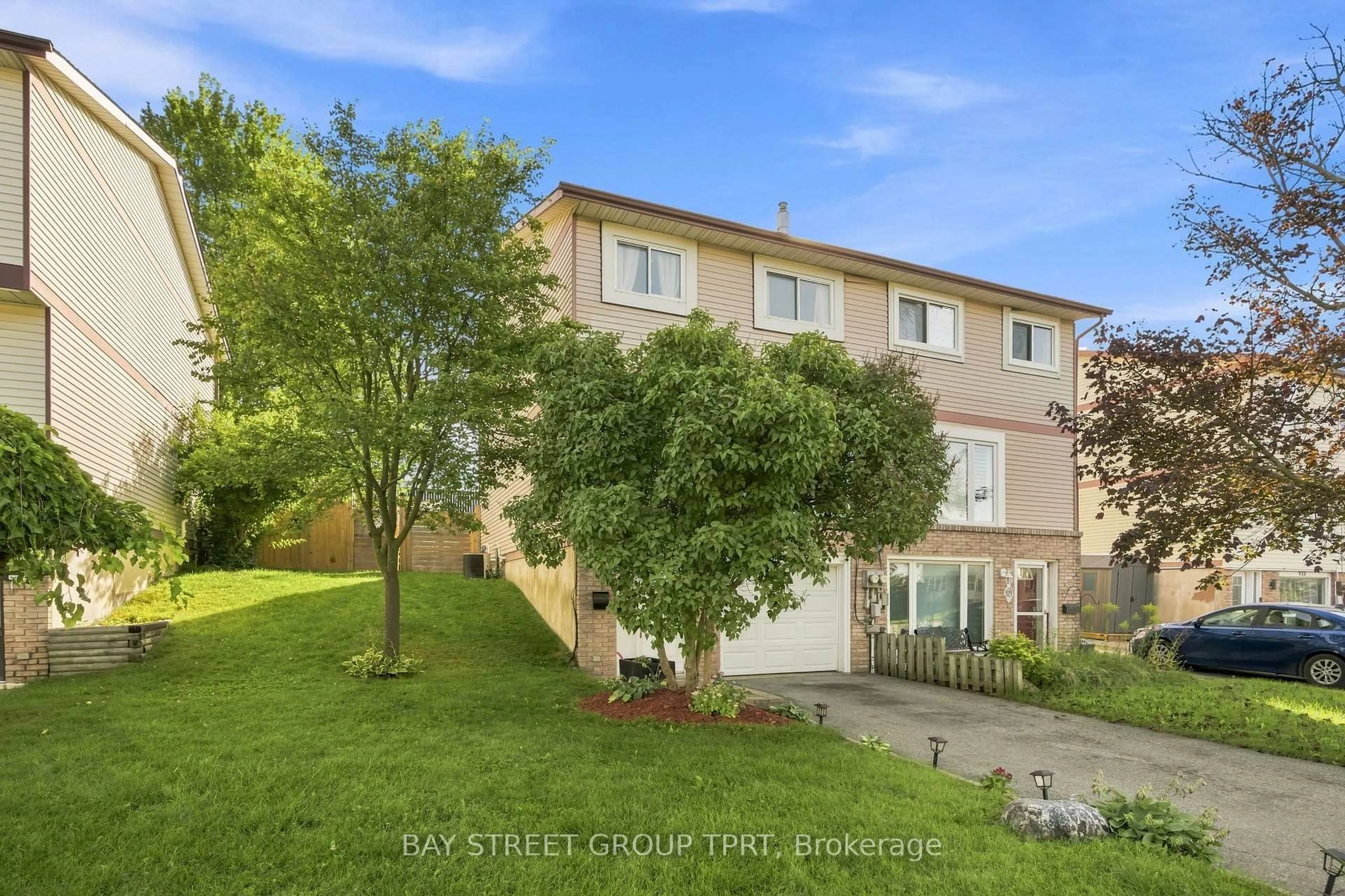 A pic from outside/outdoor area/front of a property/back of a property/a pic from drone, unknown for 927 Southridge St, Oshawa Ontario L1H 8A4