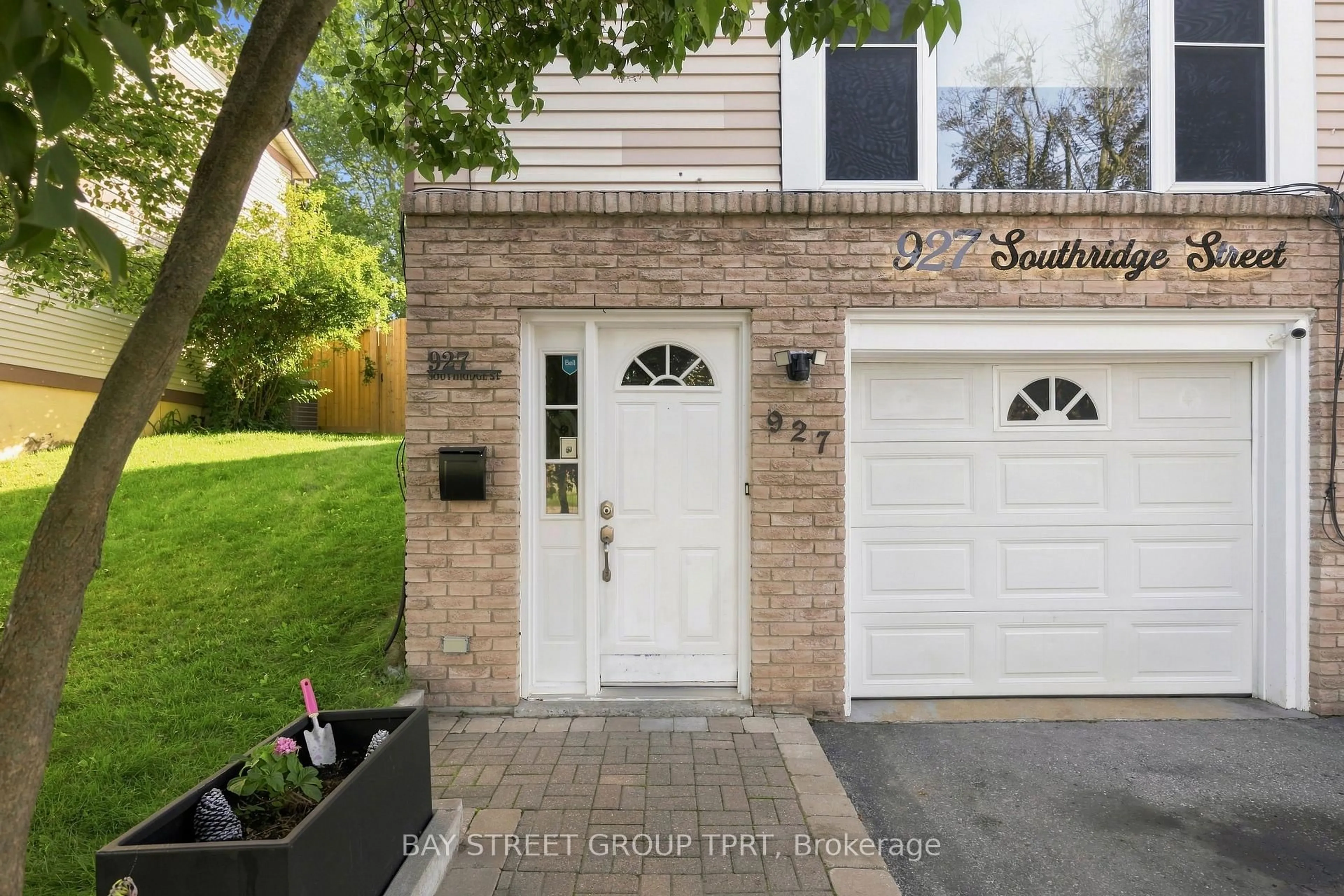 Home with brick exterior material, street for 927 Southridge St, Oshawa Ontario L1H 8A4