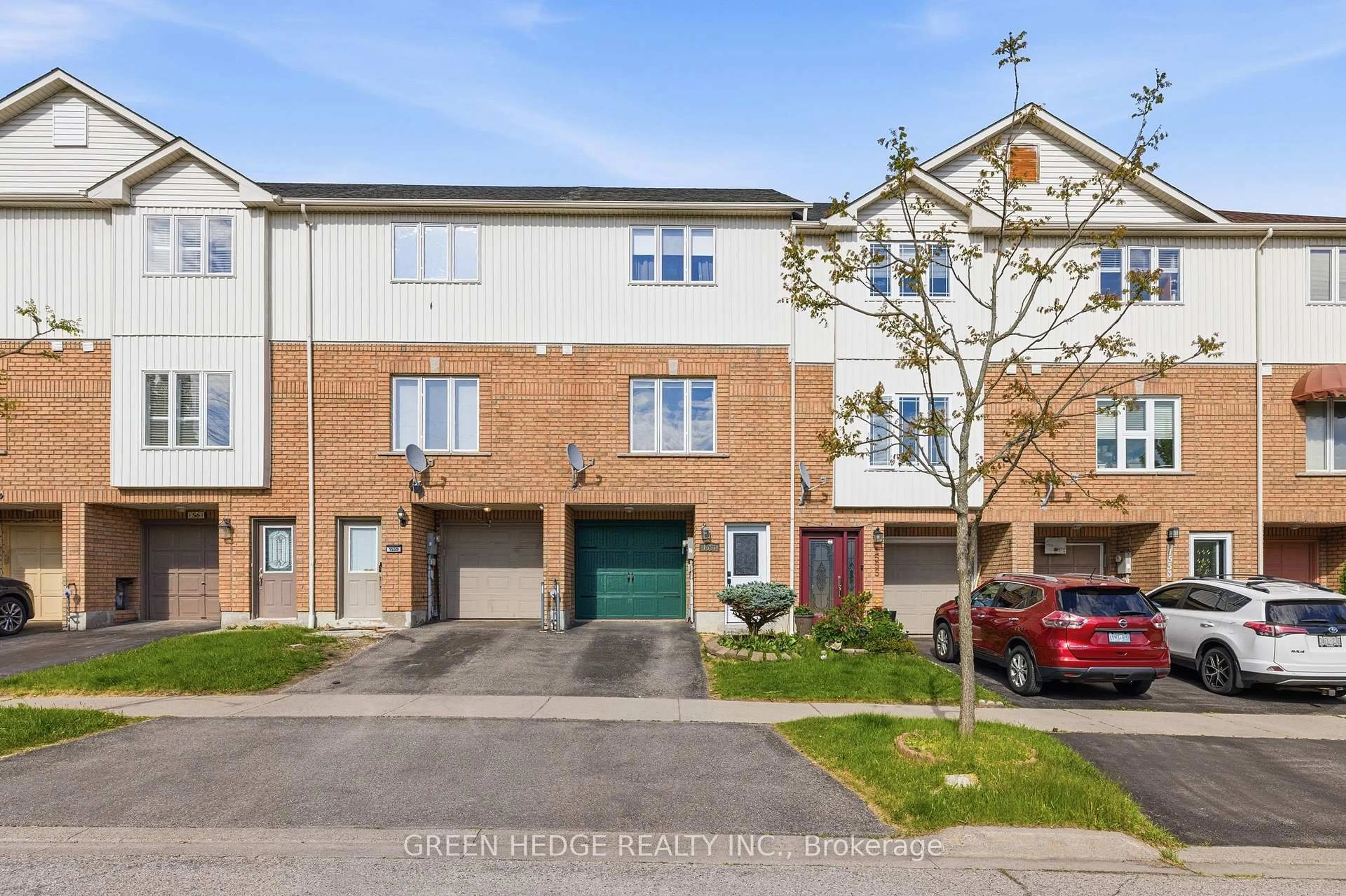 A pic from outside/outdoor area/front of a property/back of a property/a pic from drone, street for 1557 Hummingbird Crt, Pickering Ontario L1V 7H8