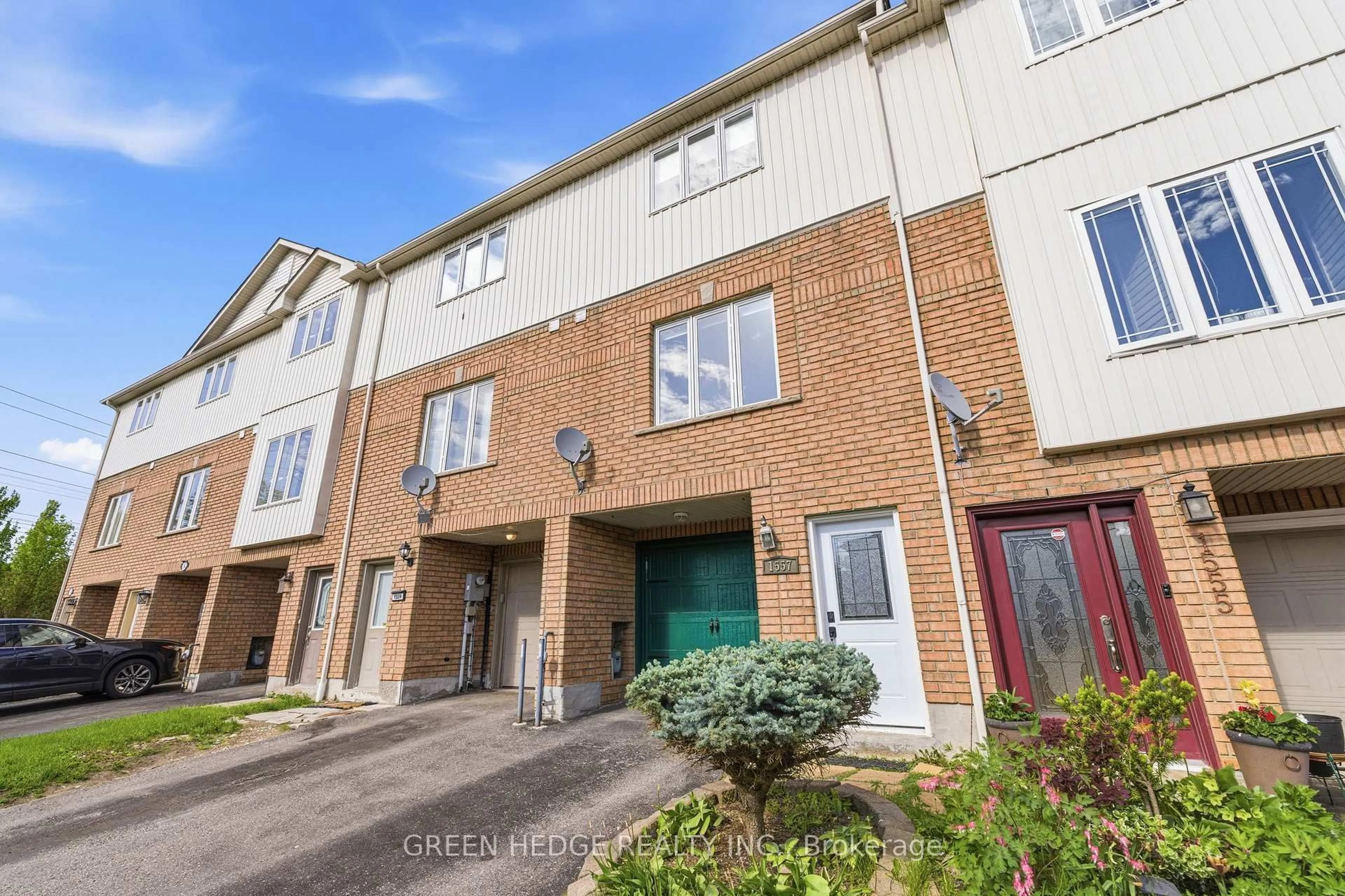 A pic from outside/outdoor area/front of a property/back of a property/a pic from drone, street for 1557 Hummingbird Crt, Pickering Ontario L1V 7H8