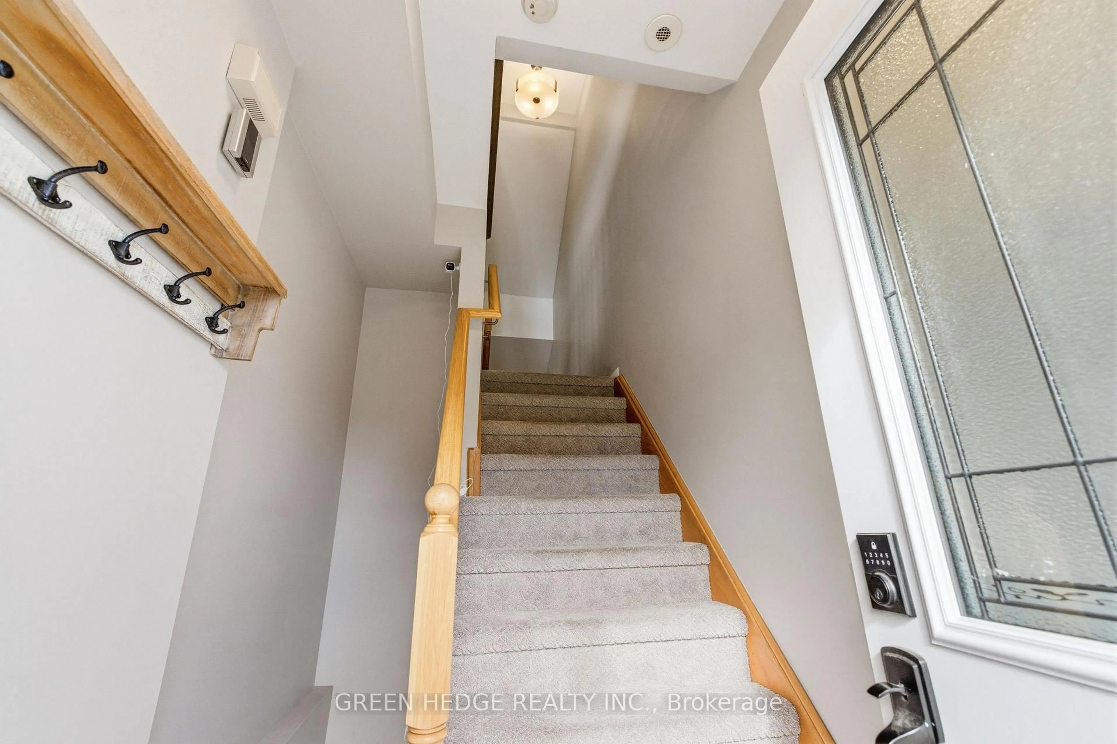 Stairs for 1557 Hummingbird Crt, Pickering Ontario L1V 7H8
