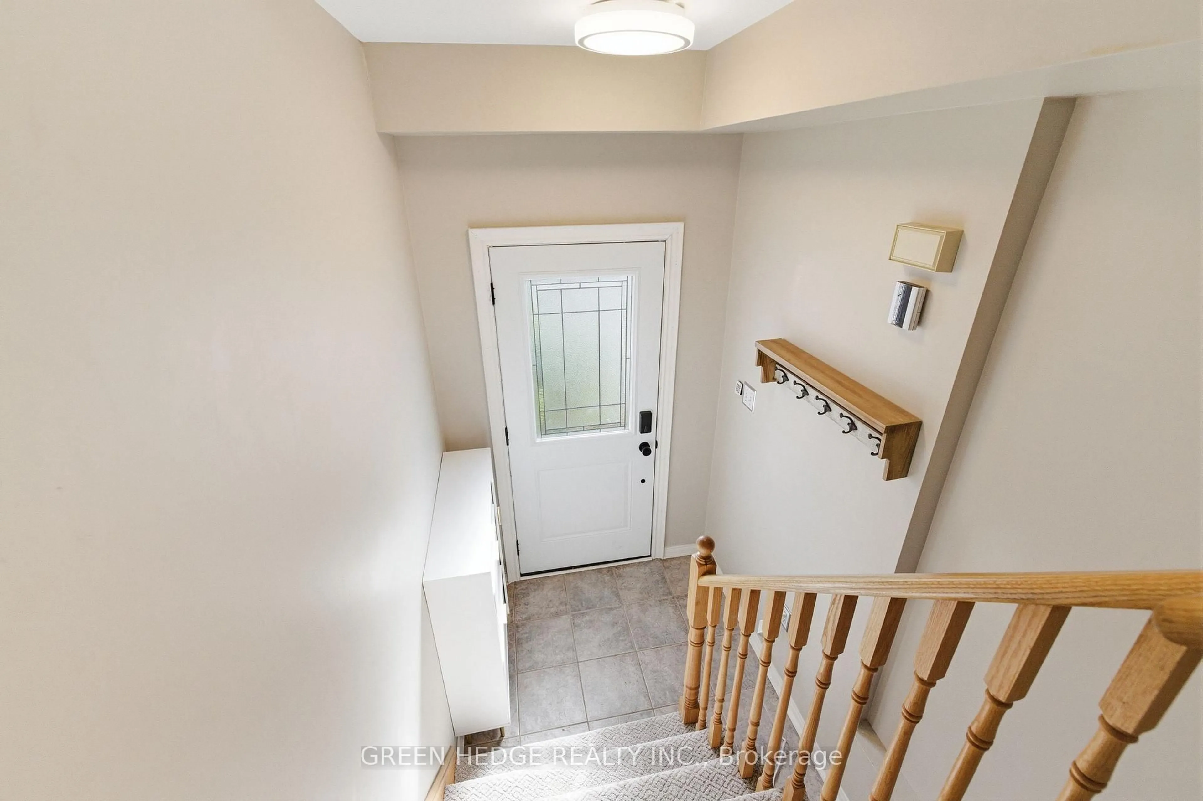 Indoor entryway for 1557 Hummingbird Crt, Pickering Ontario L1V 7H8