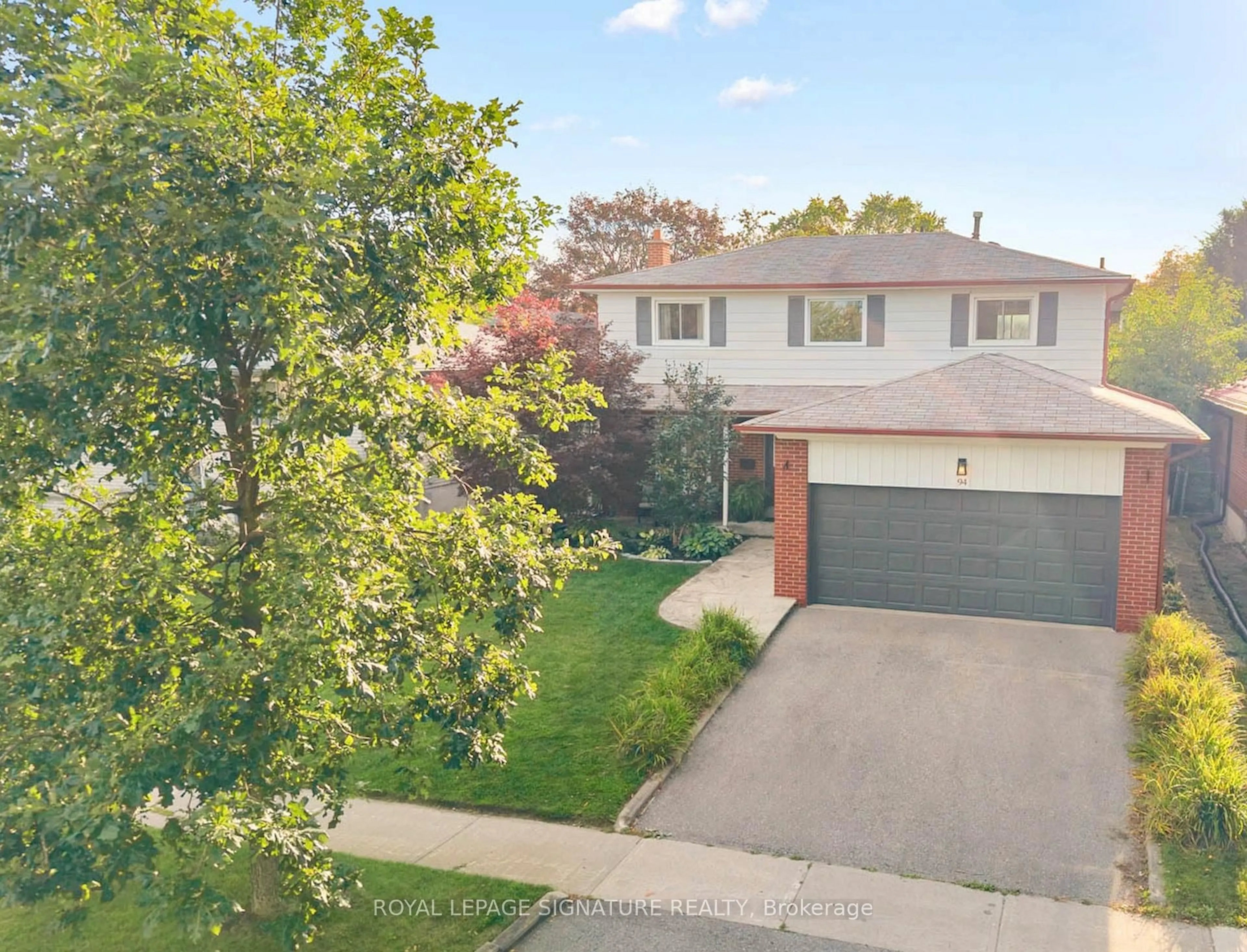 A pic from outside/outdoor area/front of a property/back of a property/a pic from drone, street for 94 Clappison Blvd, Toronto Ontario M1C 2H1