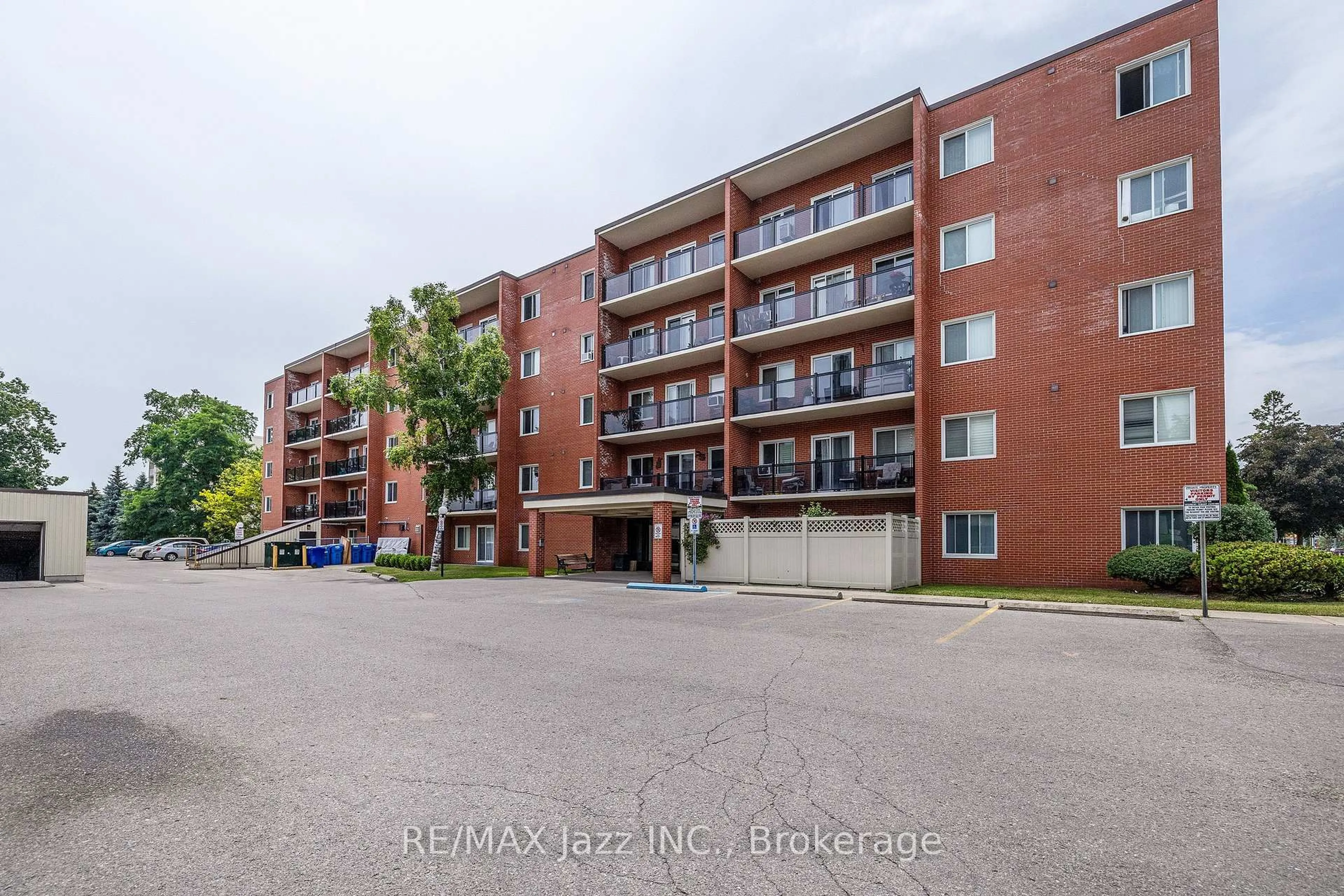 Unknown for 131 Taunton Rd #304, Oshawa Ontario L1G 3T8