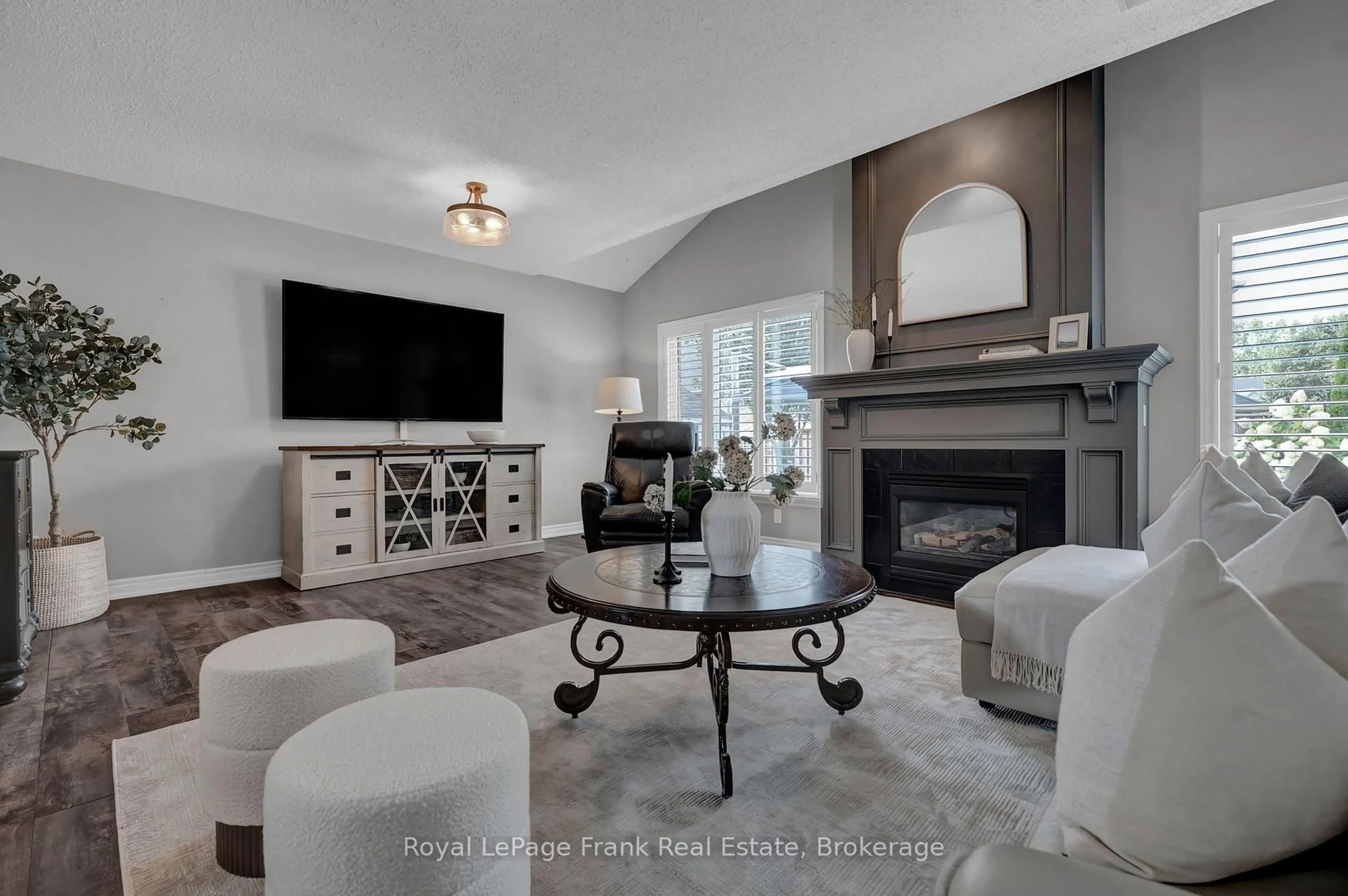 Living room with furniture, ceramic/tile floor for 9 Sheenan Crt, Clarington Ontario L1E 3A4