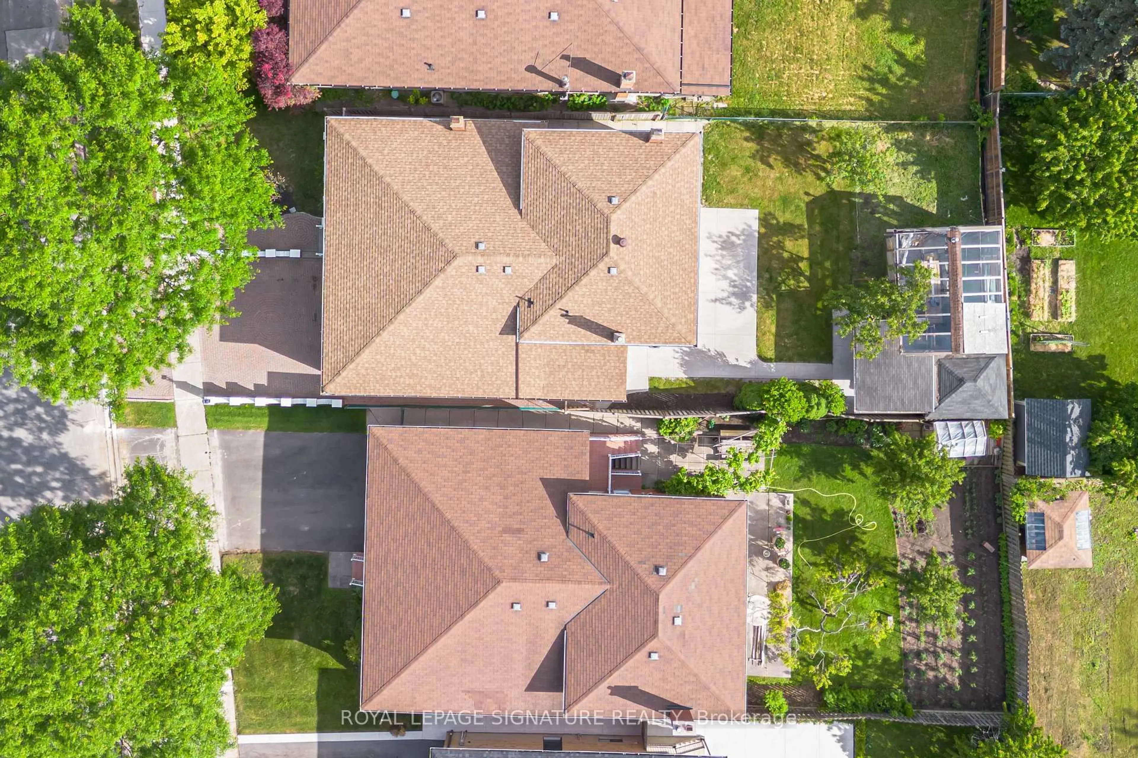 A pic from outside/outdoor area/front of a property/back of a property/a pic from drone, street for 40 Beamsville Dr, Toronto Ontario M1T 3S2