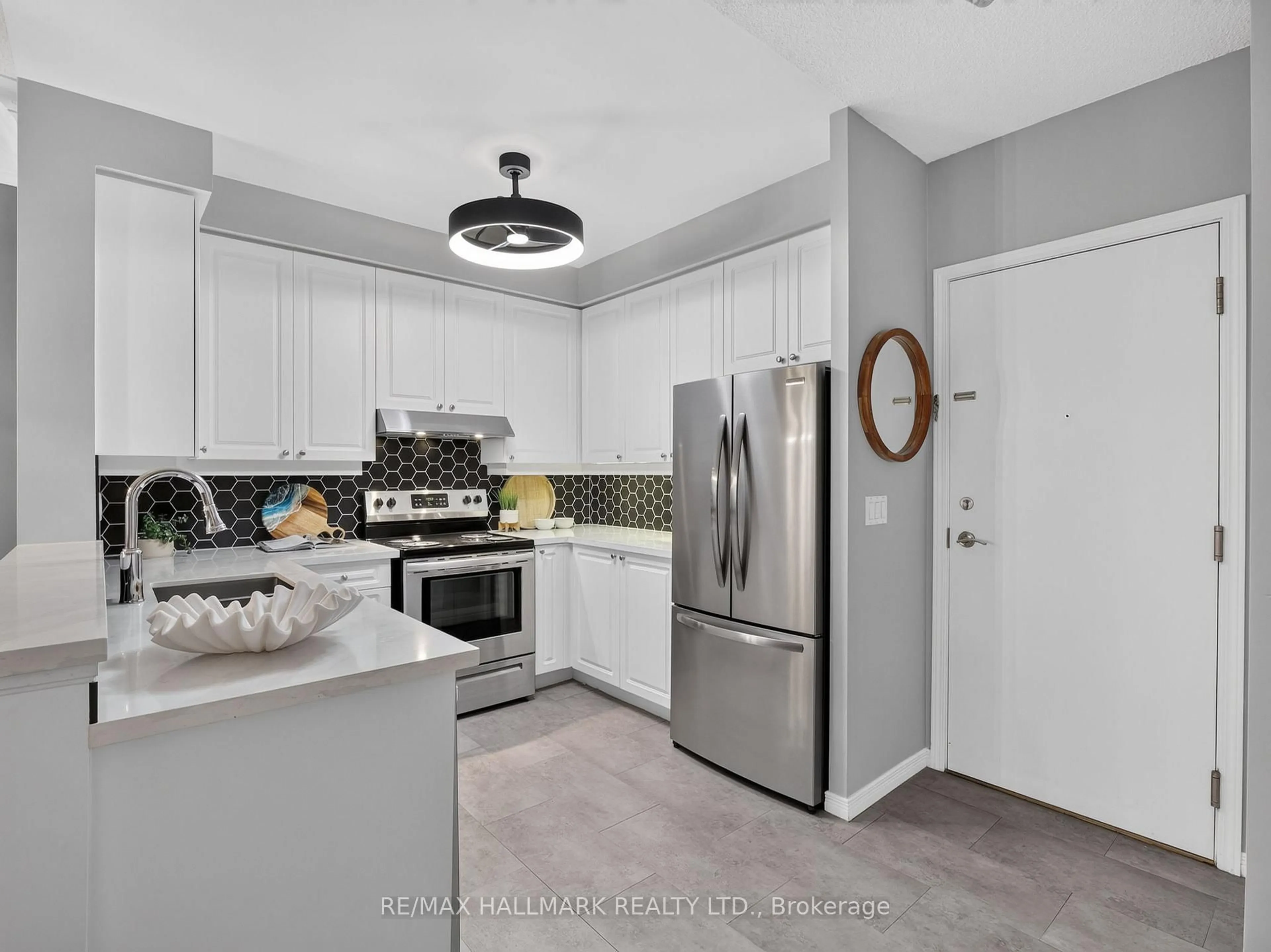 Open concept kitchen, ceramic/tile floor for 3650 Kingston Rd #PH918, Toronto Ontario M1M 3X9