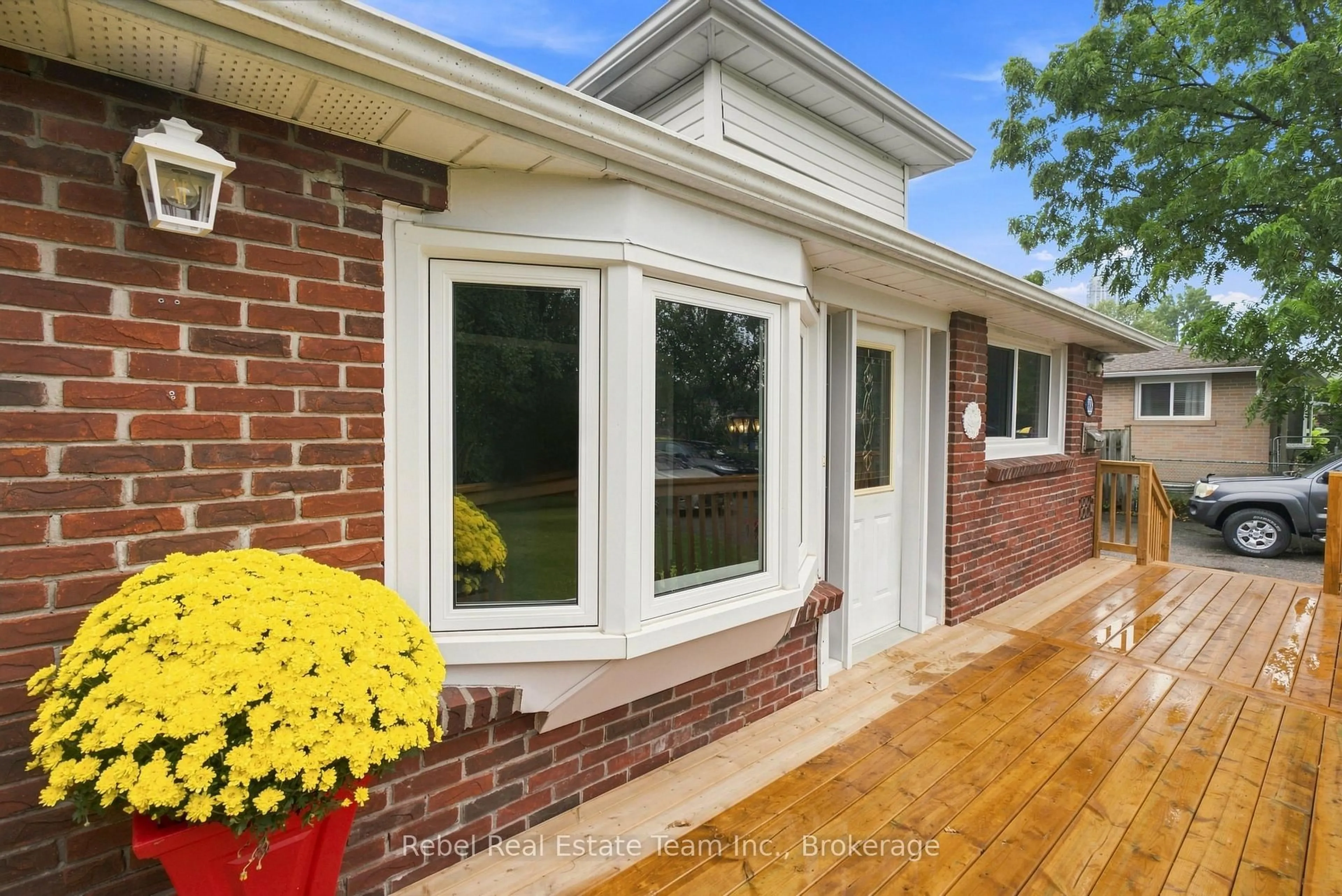 Home with brick exterior material, street for 888-890 Liverpool Rd, Pickering Ontario L1W 1S4