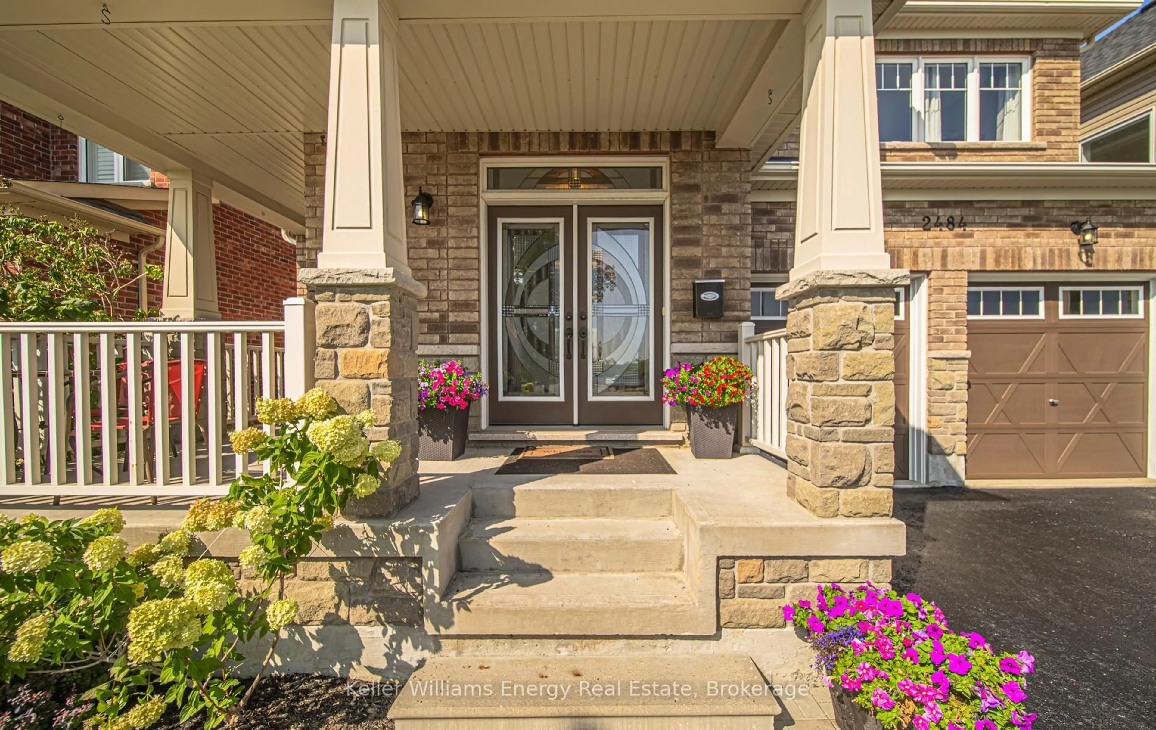 Indoor entryway for 2484 Bridle Rd, Oshawa Ontario L1L 0J9
