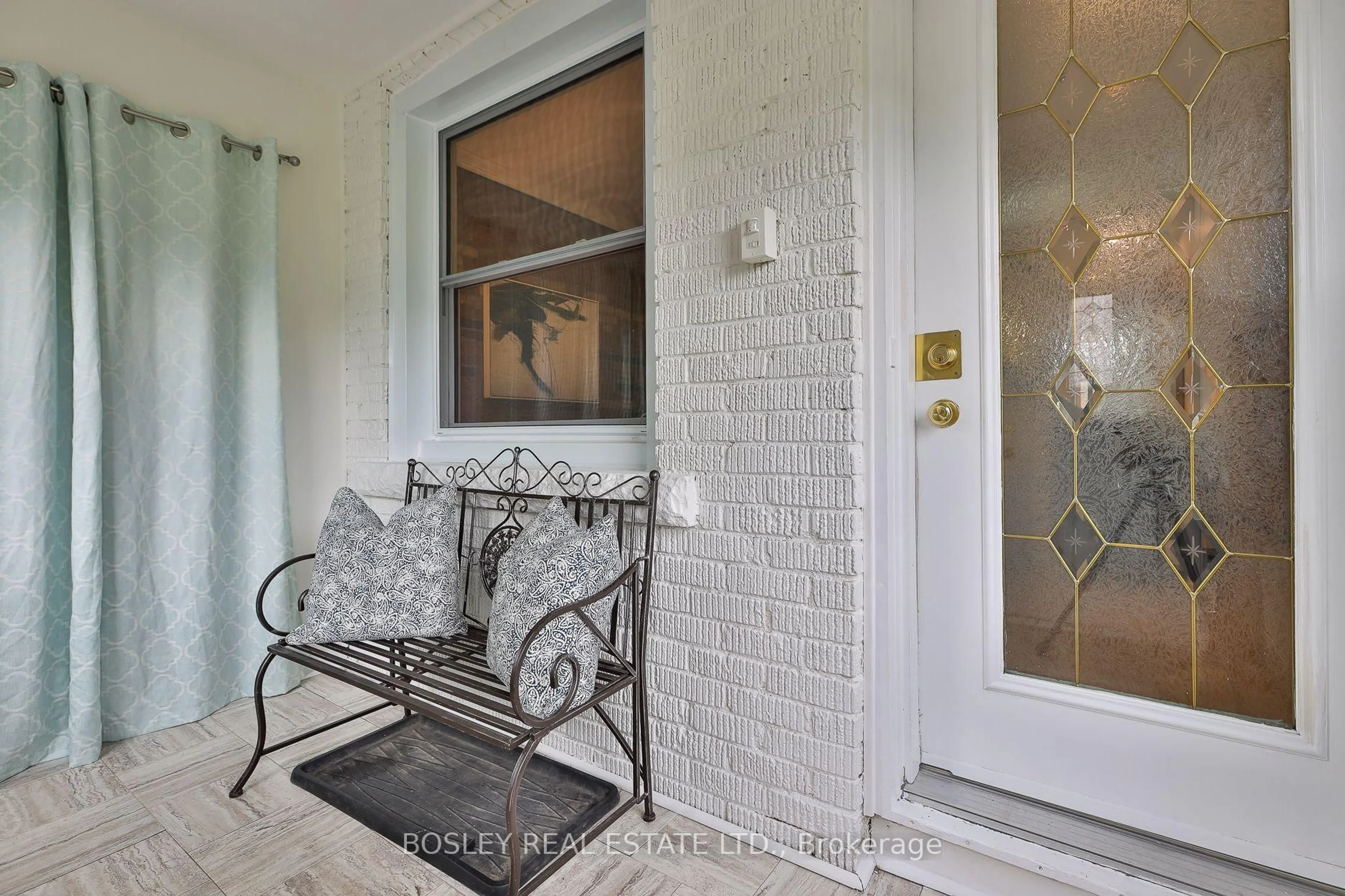 Indoor entryway for 32 Mountalan Ave, Toronto Ontario M4J 1H4
