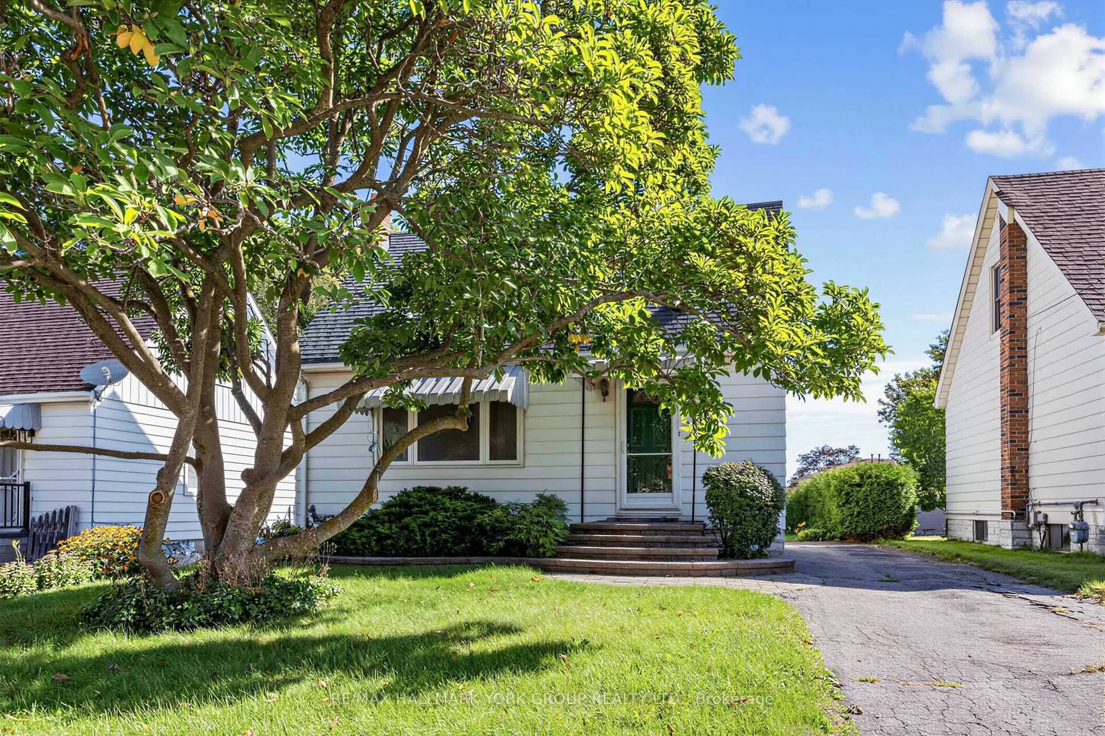 Home with vinyl exterior material, street for 441 Ritson Rd, Oshawa Ontario L1G 5P9