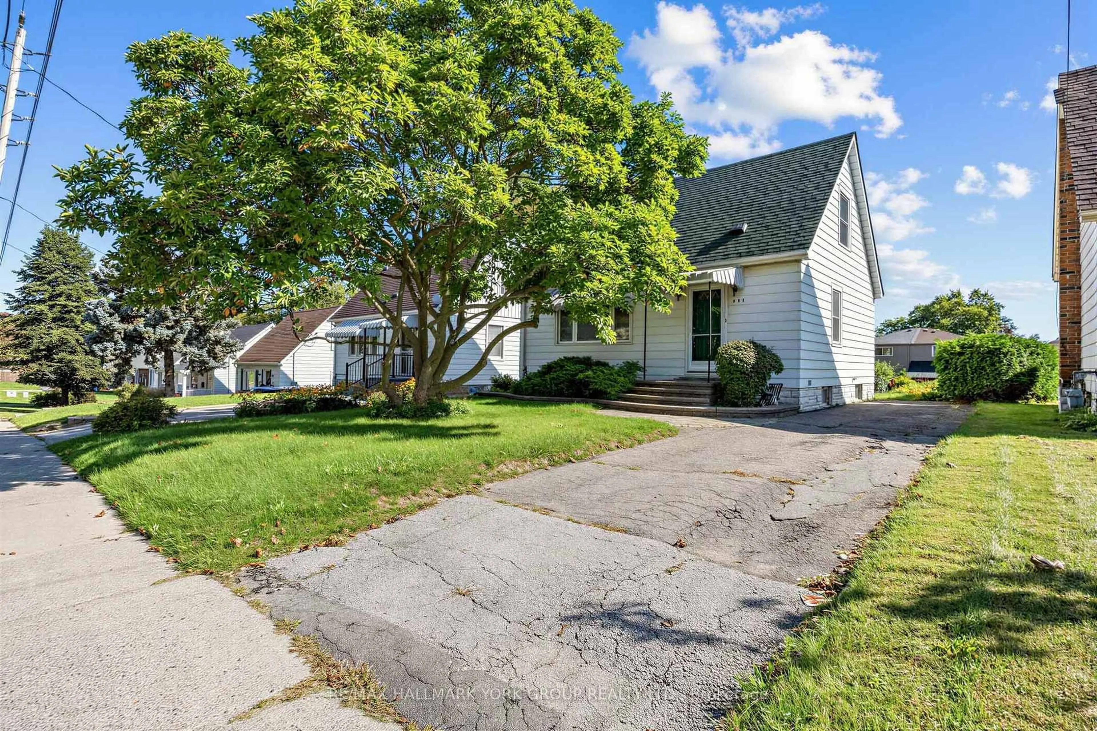 A pic from outside/outdoor area/front of a property/back of a property/a pic from drone, street for 441 Ritson Rd, Oshawa Ontario L1G 5P9