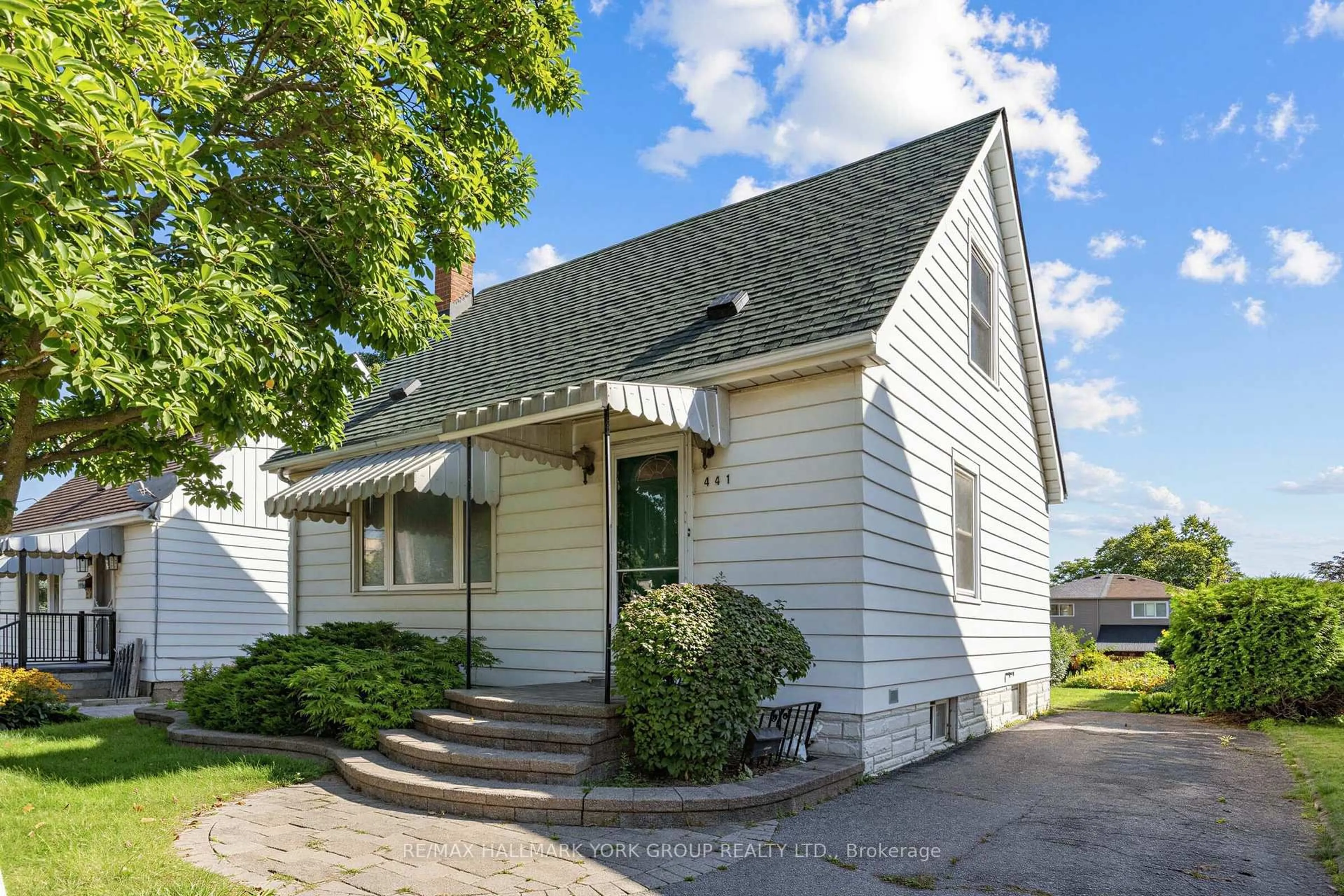 Home with vinyl exterior material, street for 441 Ritson Rd, Oshawa Ontario L1G 5P9