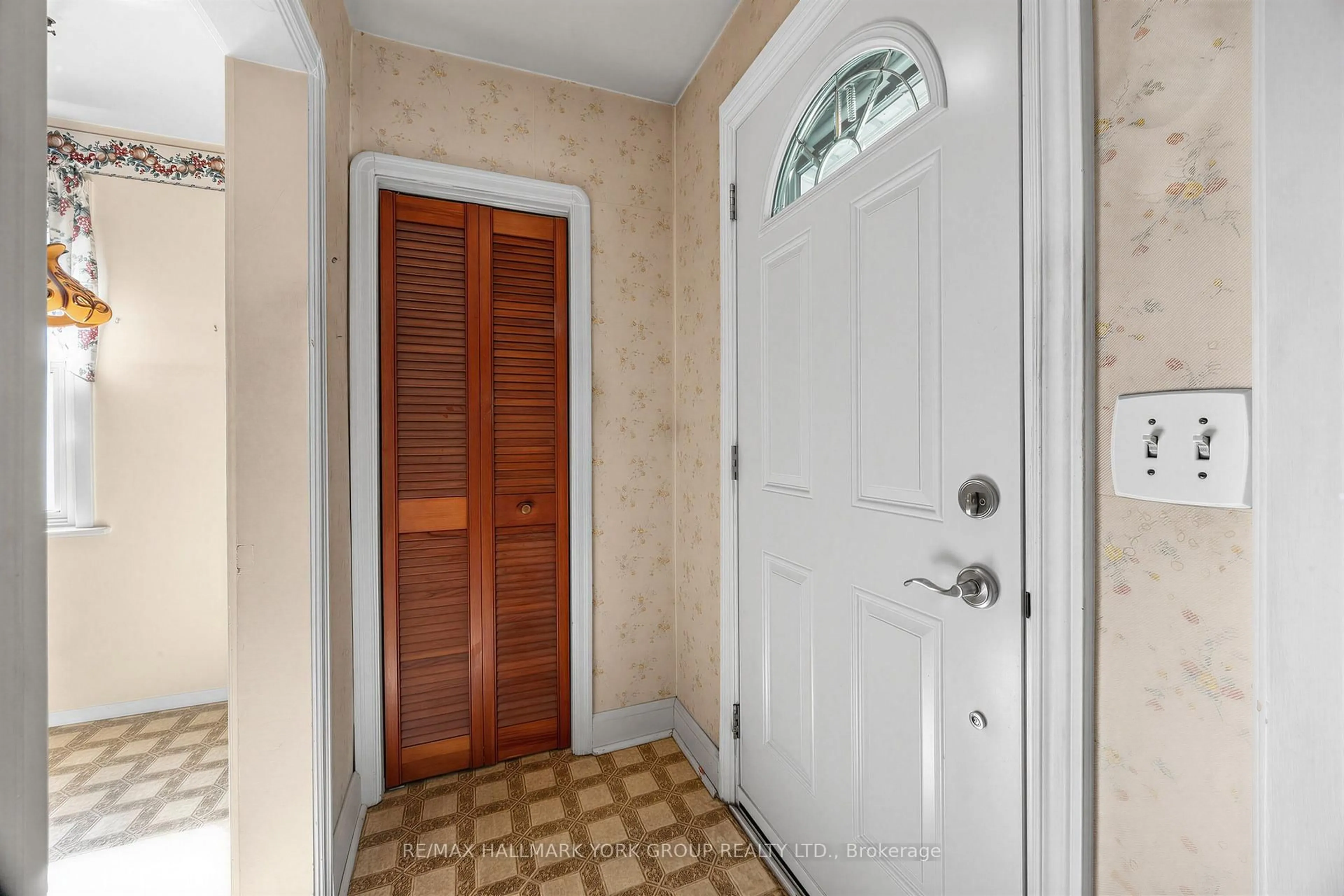 Indoor entryway for 441 Ritson Rd, Oshawa Ontario L1G 5P9