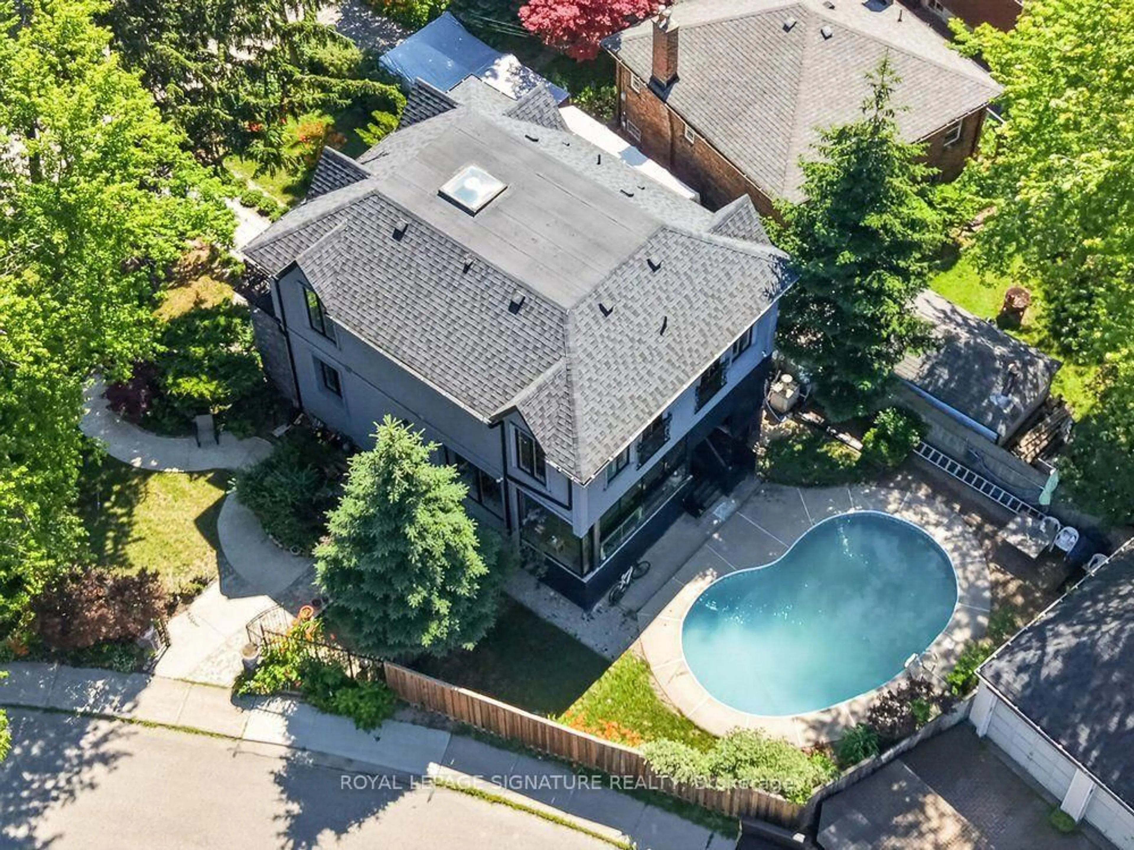 A pic from outside/outdoor area/front of a property/back of a property/a pic from drone, street for 32 Cliffcrest Dr, Toronto Ontario M1M 2K2