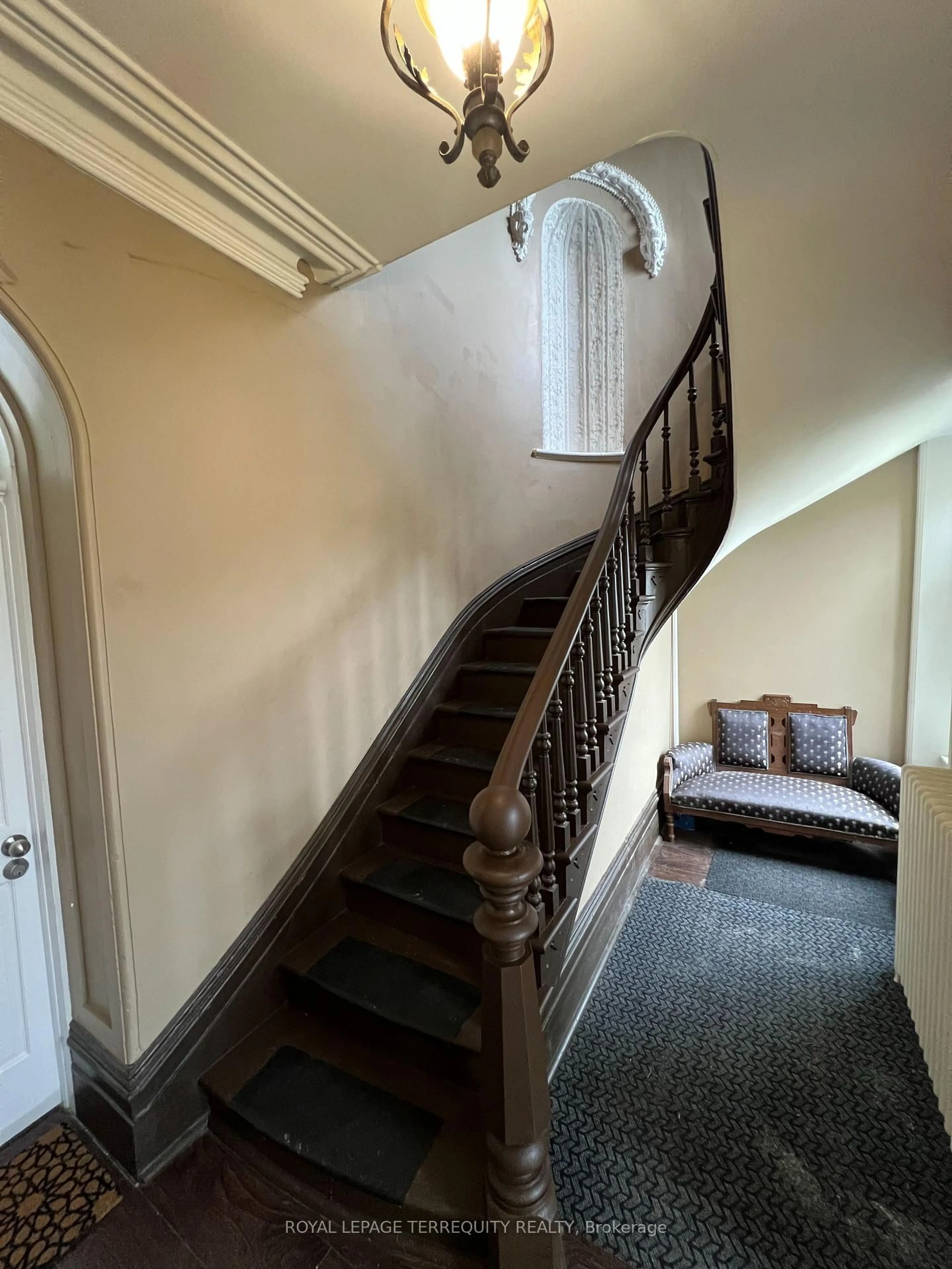 Stairs for 51 Nassau St, Oshawa Ontario L1J 4A3