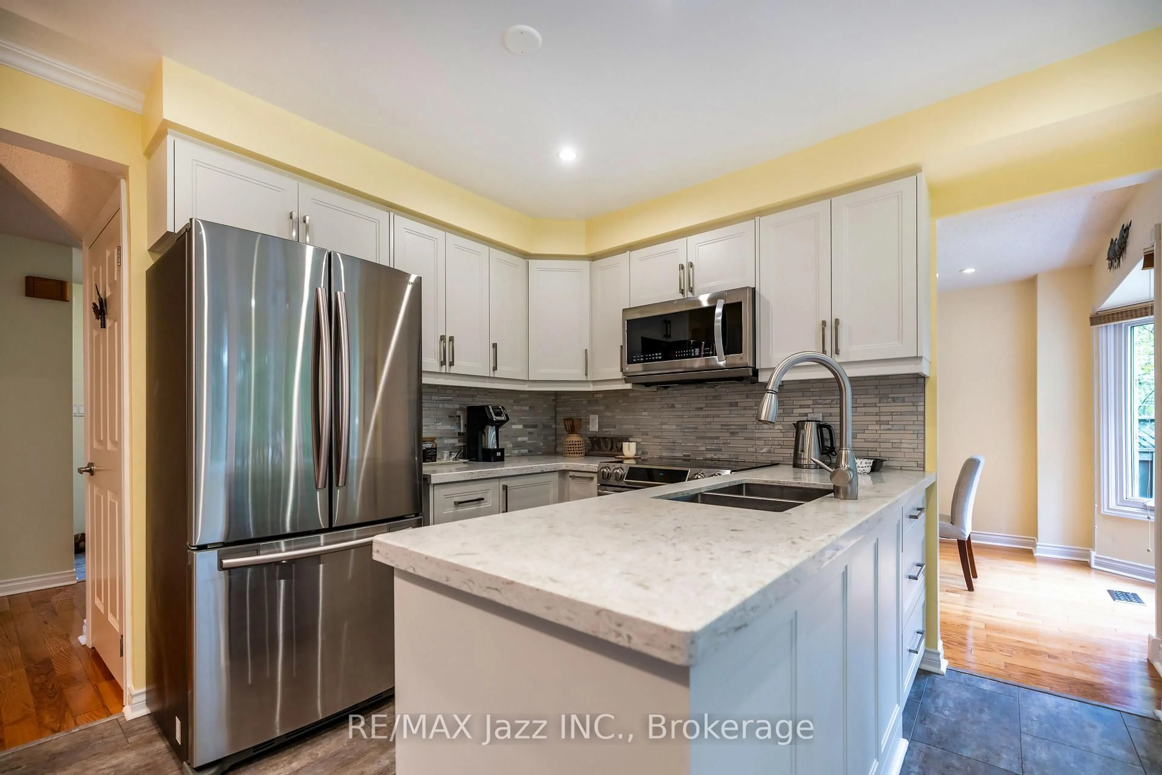 Open concept kitchen, ceramic/tile floor for 29 Valleycrest Dr, Clarington Ontario L1E 1J2