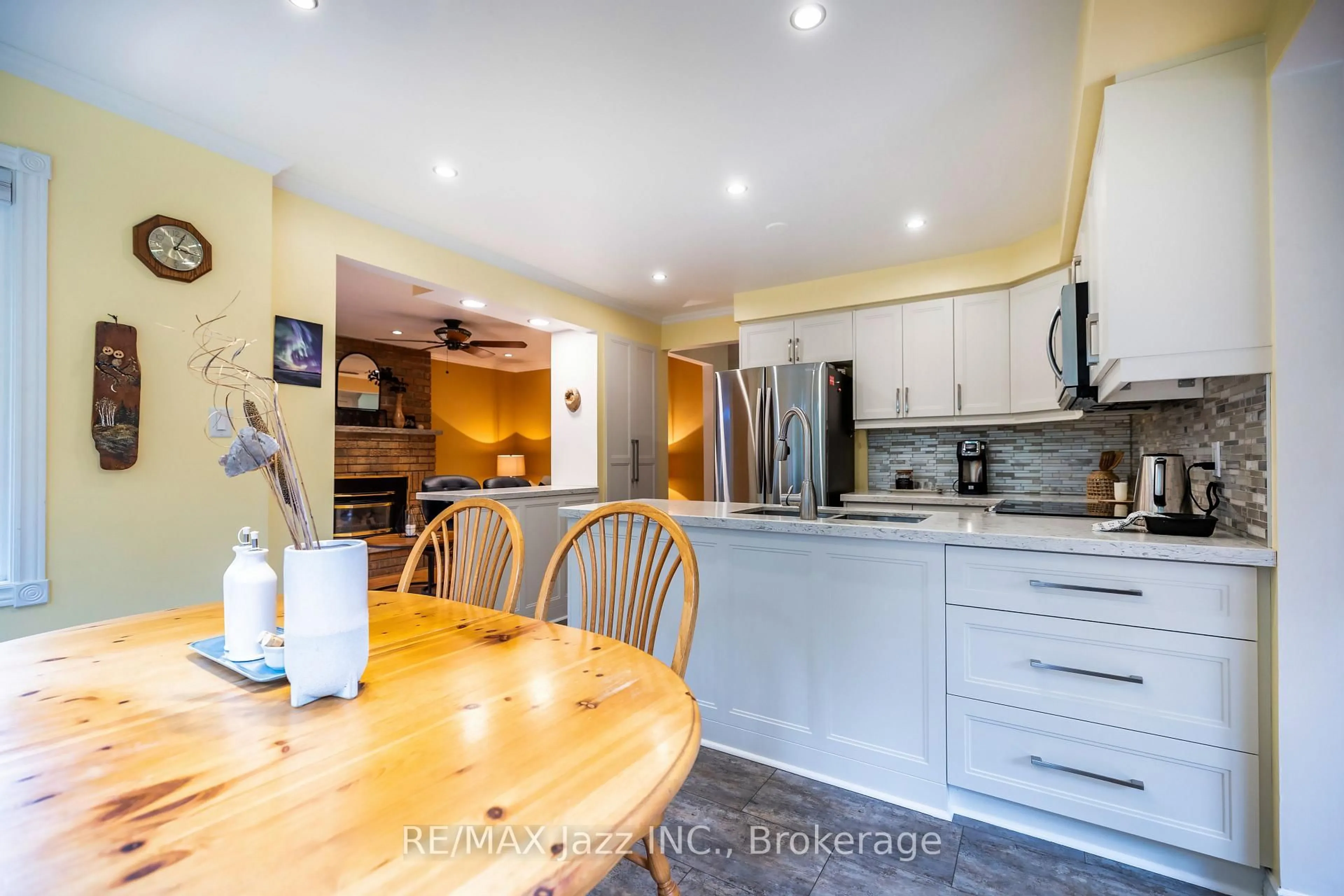 Open concept kitchen, unknown for 29 Valleycrest Dr, Clarington Ontario L1E 1J2