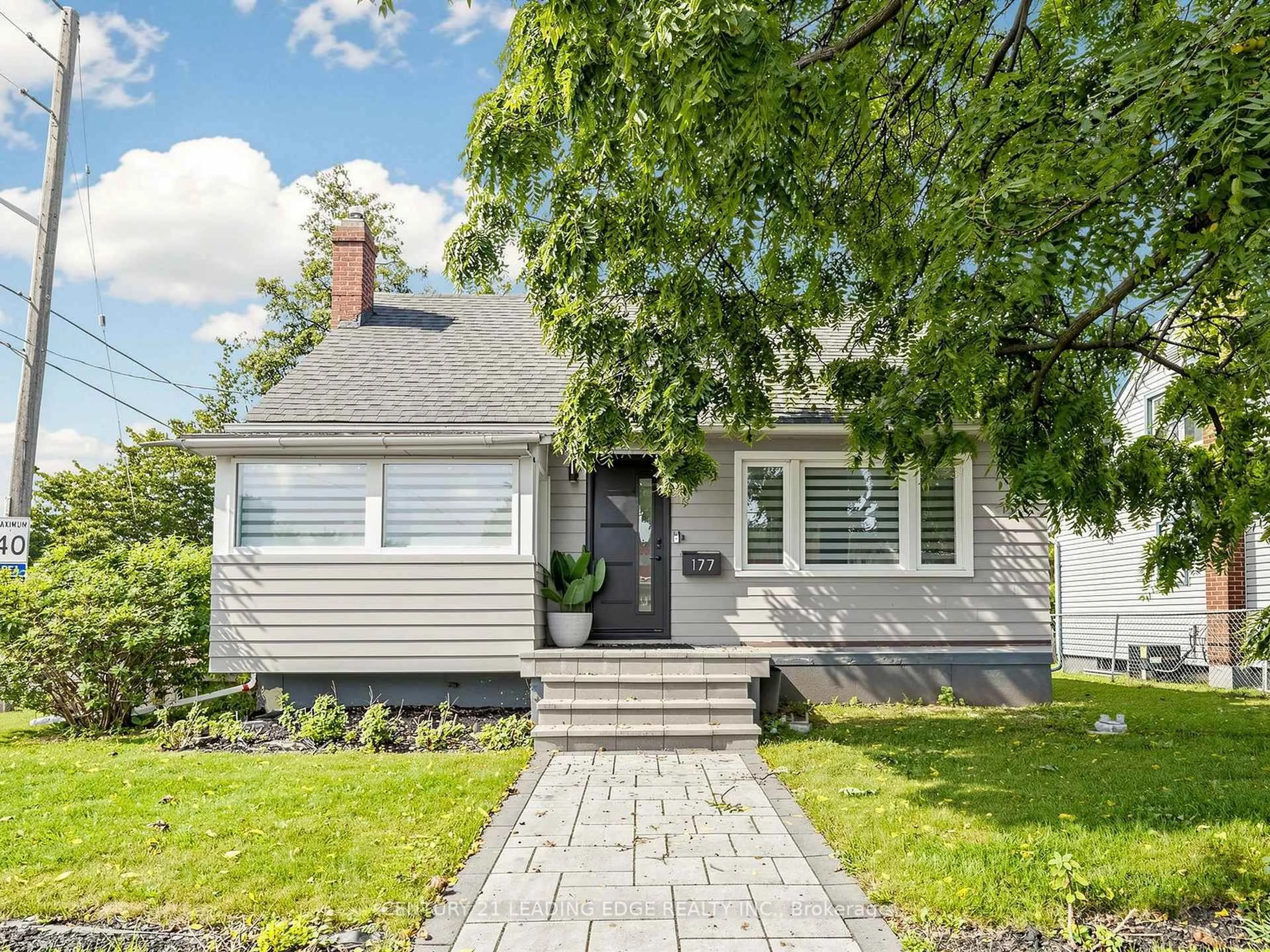 Home with vinyl exterior material, street for 177 Park Rd, Oshawa Ontario L1J 4L5