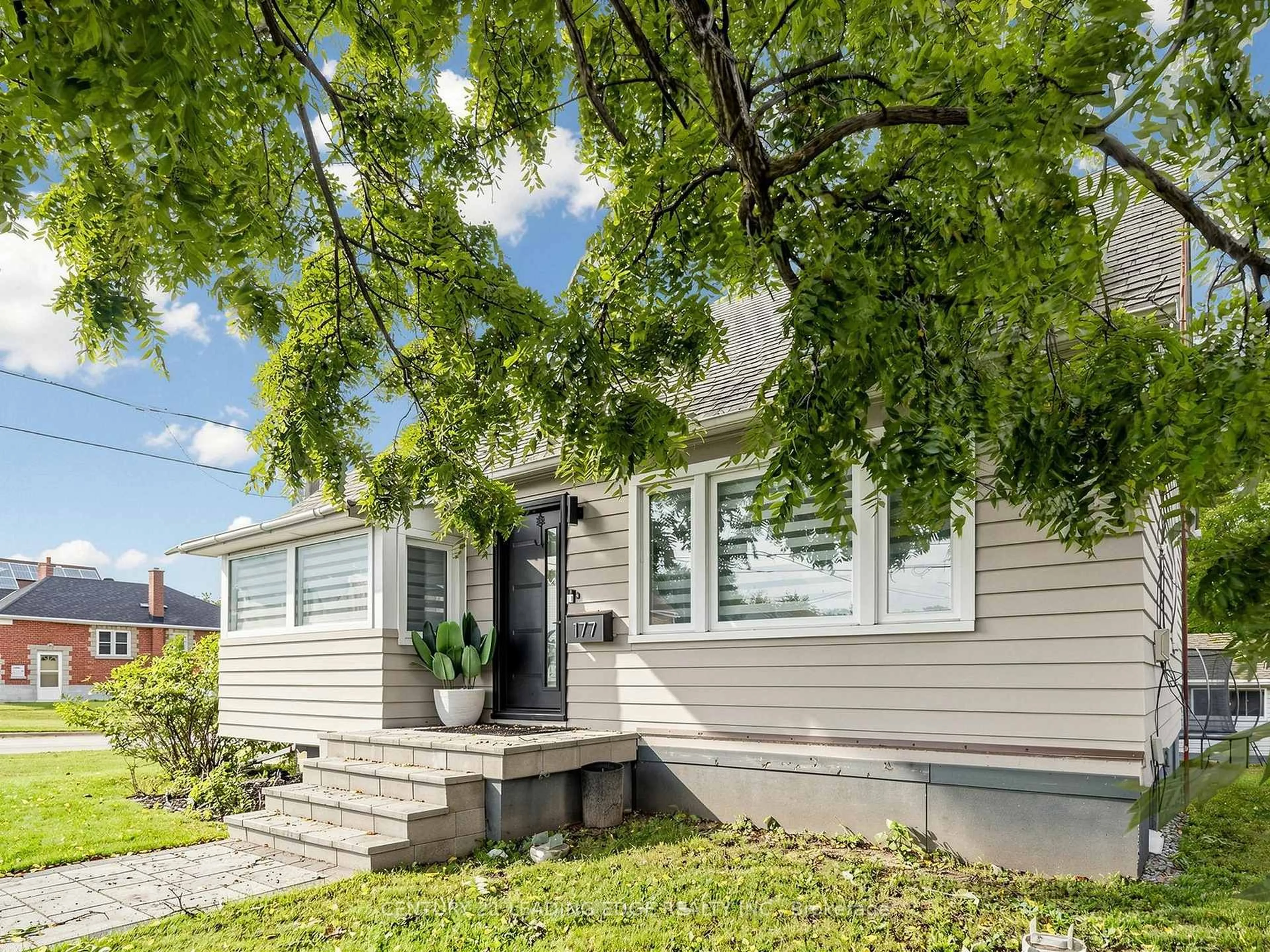 Home with vinyl exterior material, street for 177 Park Rd, Oshawa Ontario L1J 4L5