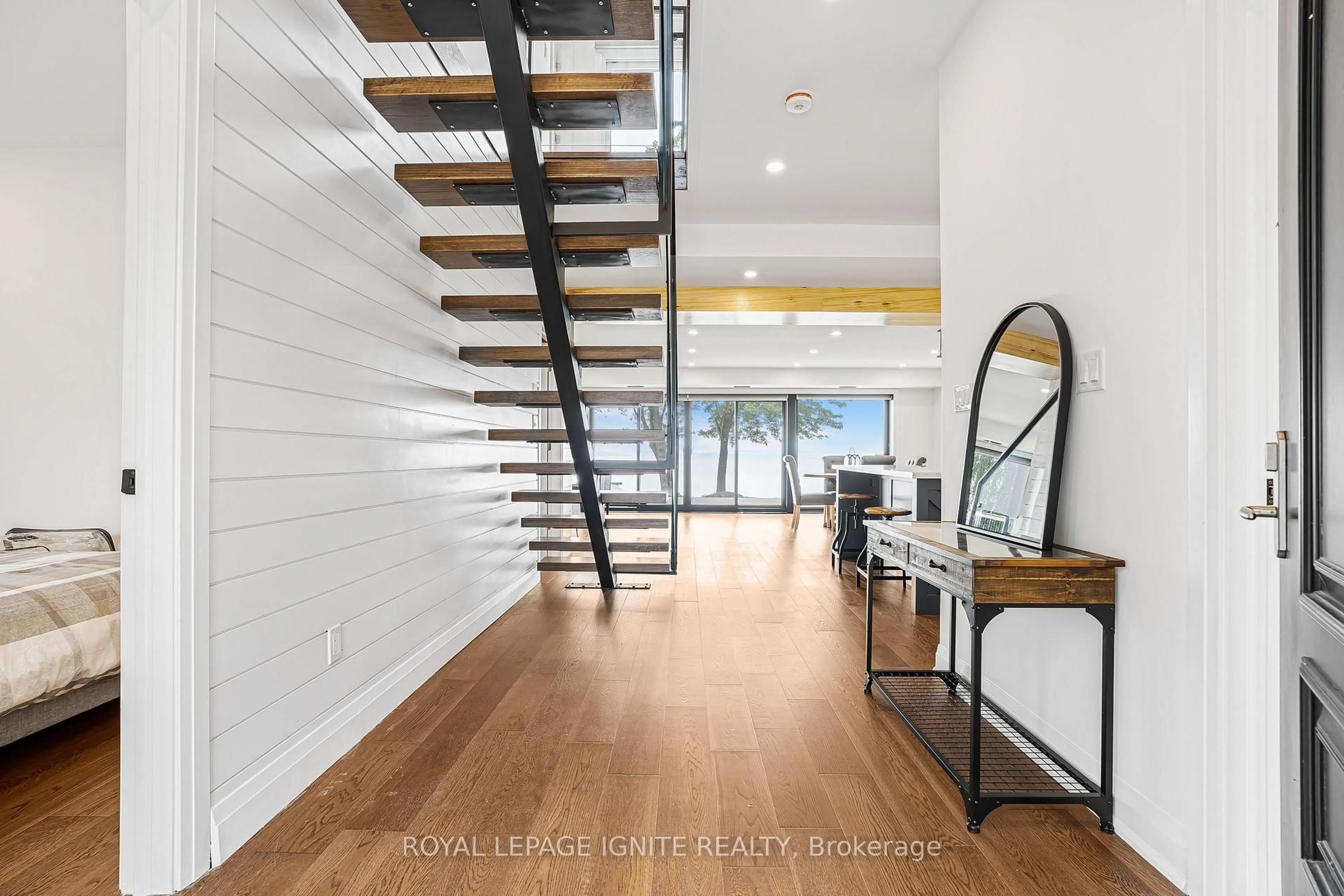 Indoor entryway for 46 Williams Point Rd, Scugog Ontario L0B 1E0
