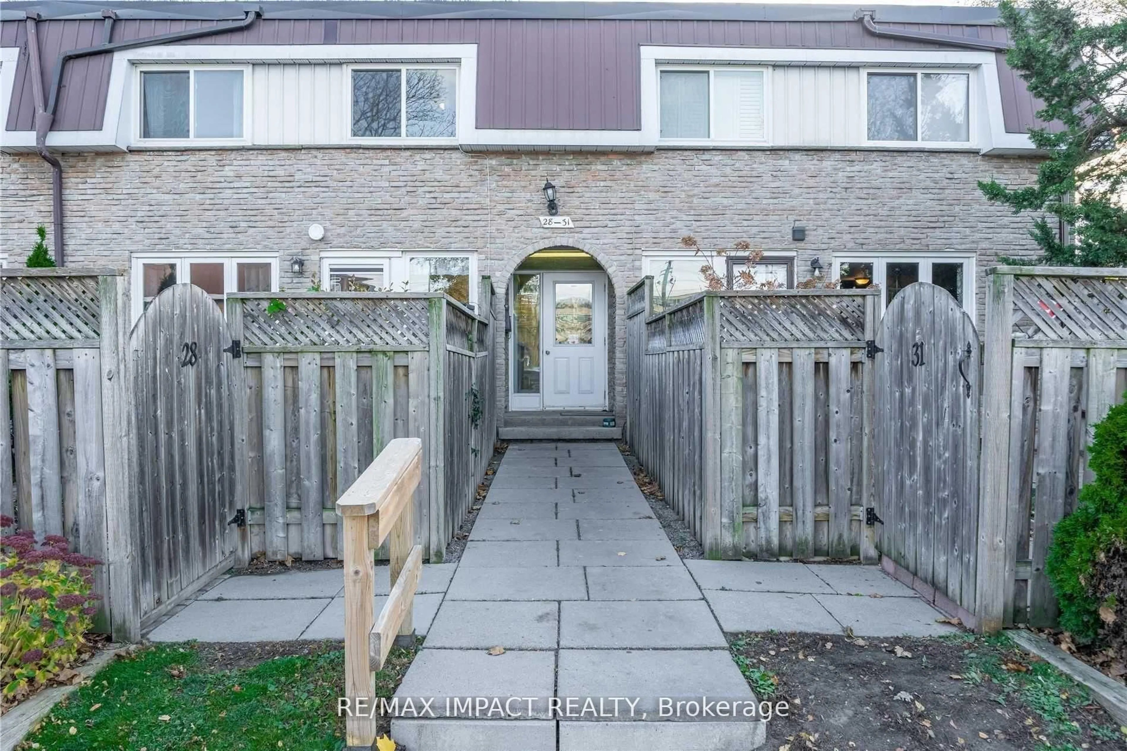 Patio, street for 33 Taunton Rd #28, Oshawa Ontario L1G 3T6