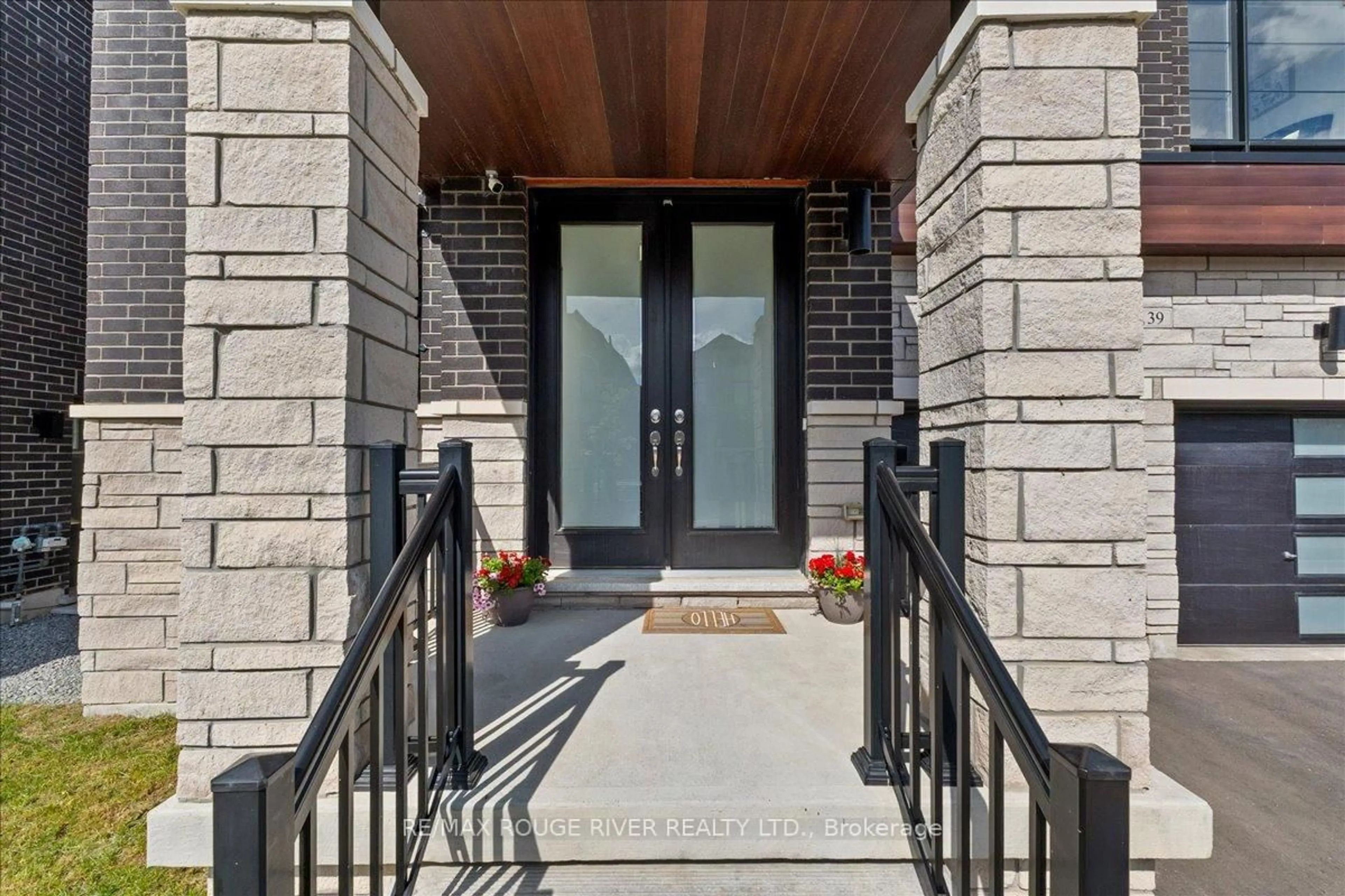 Indoor entryway for 39 Armilia Pl, Whitby Ontario L1P 0P8