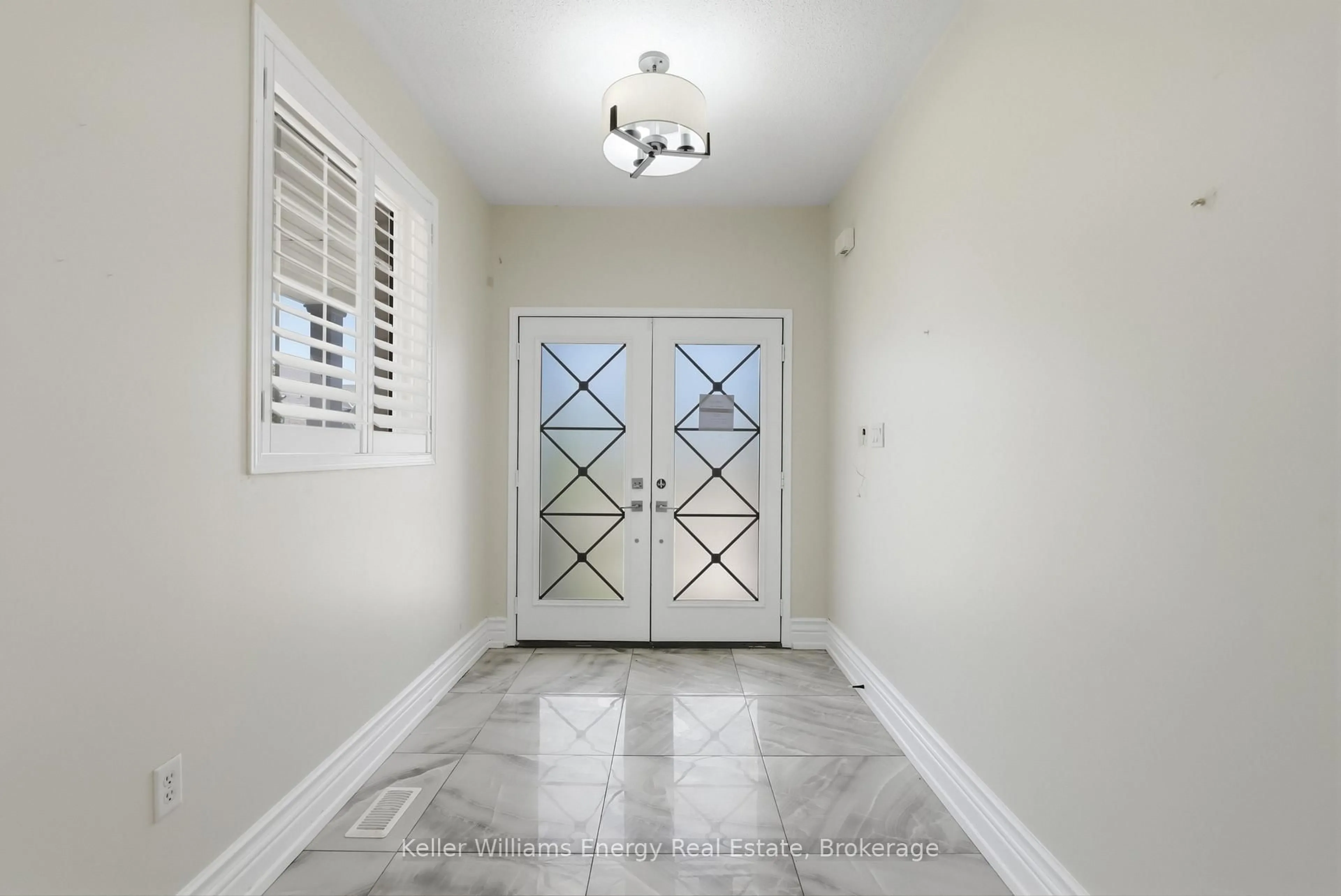 Indoor entryway for 1633 Grandview St, Oshawa Ontario L1K 0A6