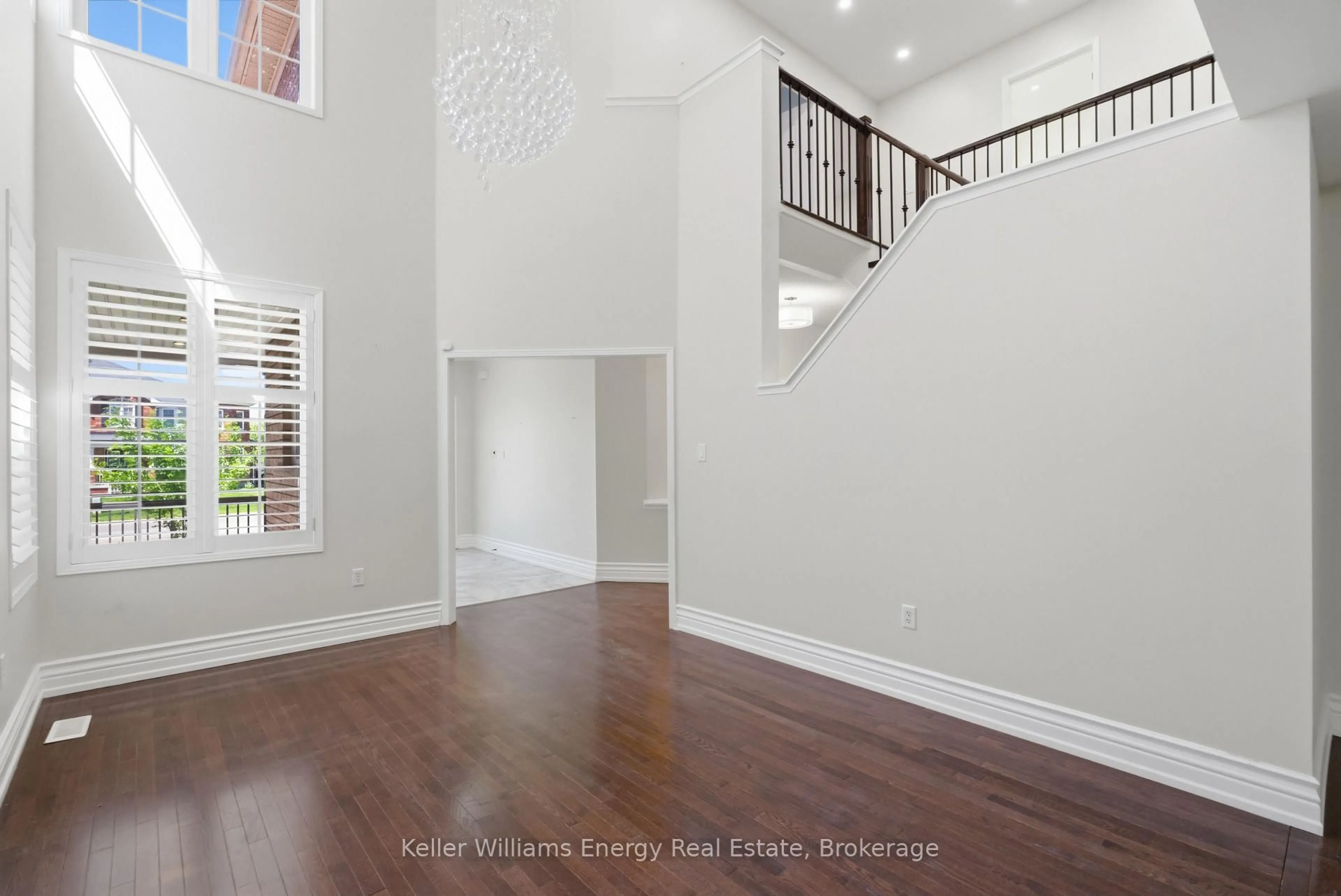 Indoor entryway for 1633 Grandview St, Oshawa Ontario L1K 0A6