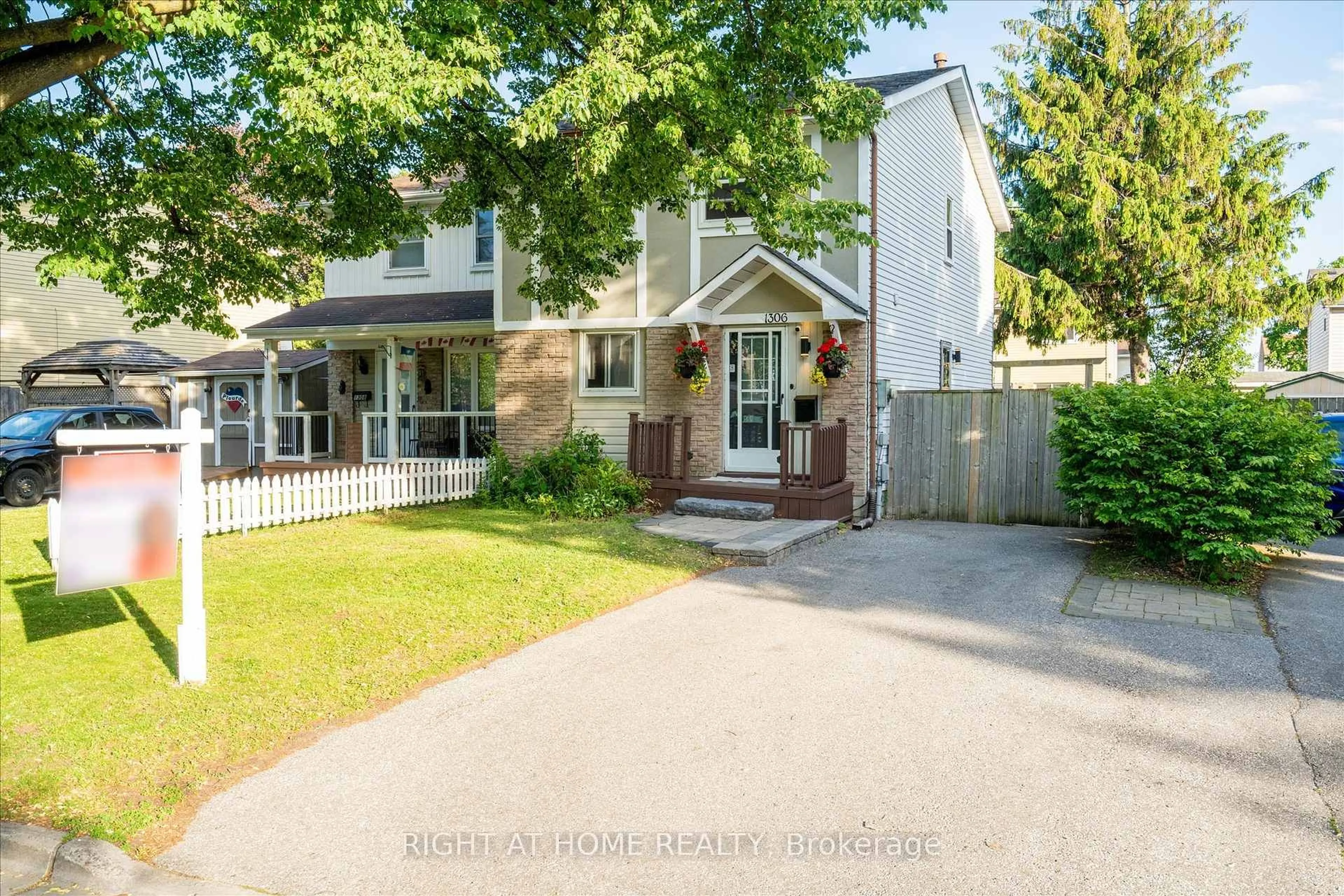 A pic from outside/outdoor area/front of a property/back of a property/a pic from drone, street for 1306 Fenelon Cres, Oshawa Ontario L1J 6G1