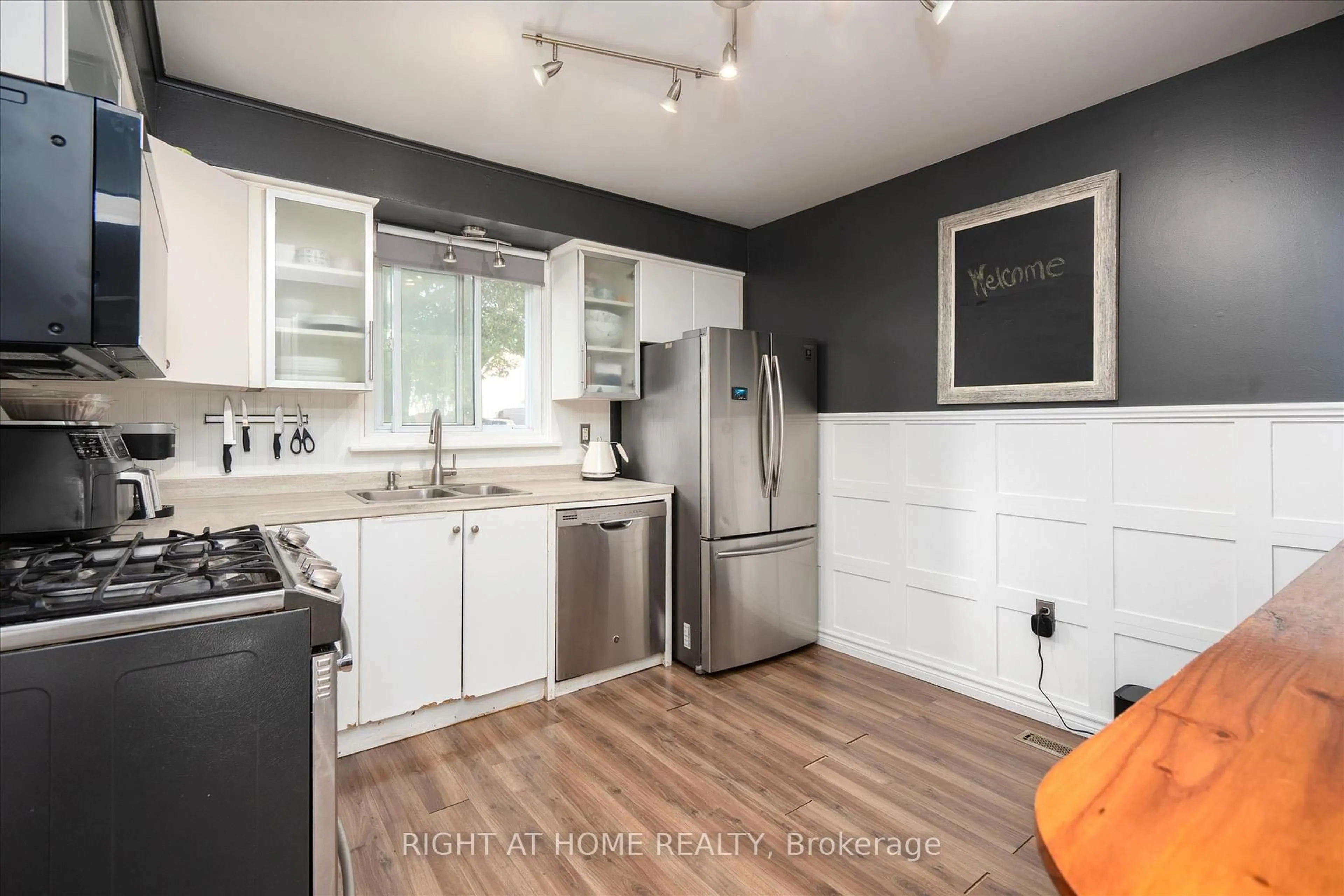 Unknown for 1306 Fenelon Cres, Oshawa Ontario L1J 6G1