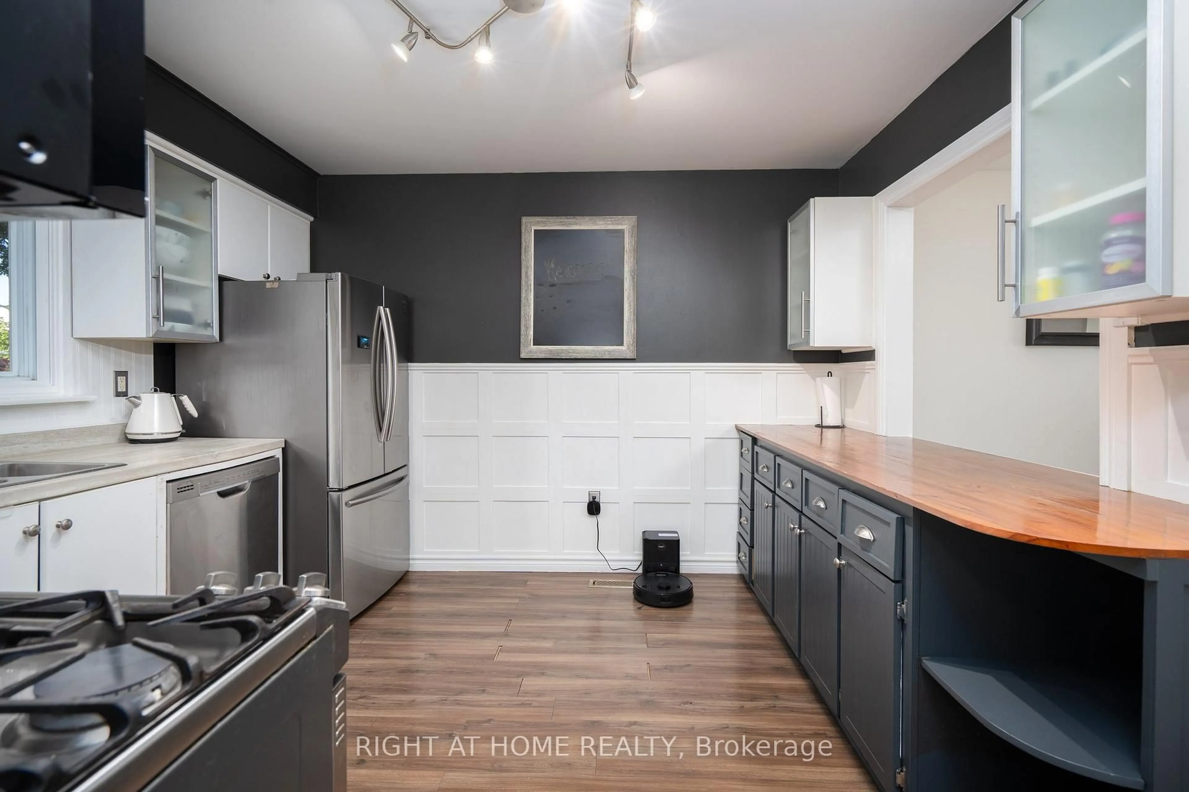 Standard kitchen, wood/laminate floor for 1306 Fenelon Cres, Oshawa Ontario L1J 6G1