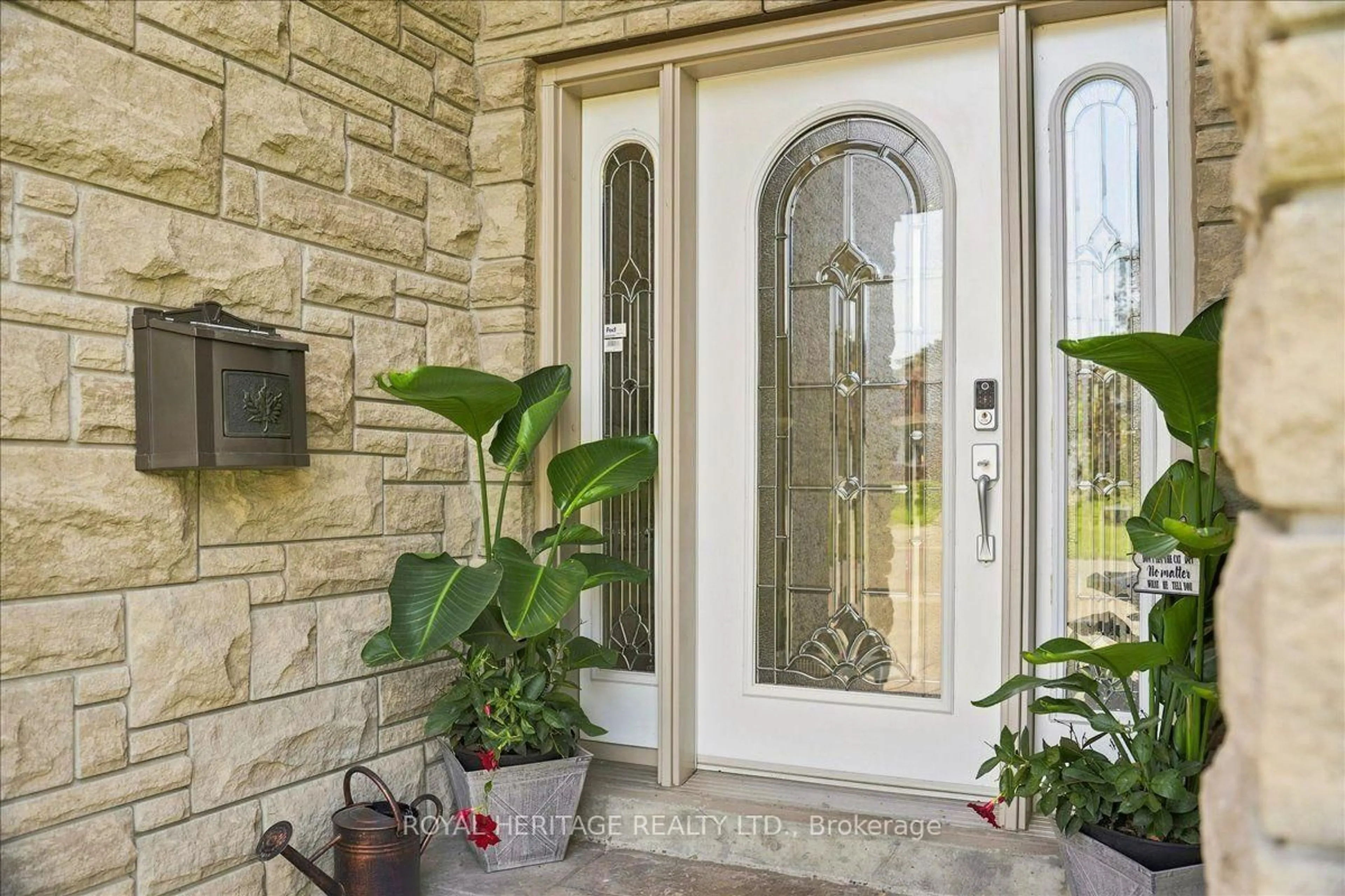 Indoor entryway for 840 Stevenson Rd, Oshawa Ontario L1J 0A2