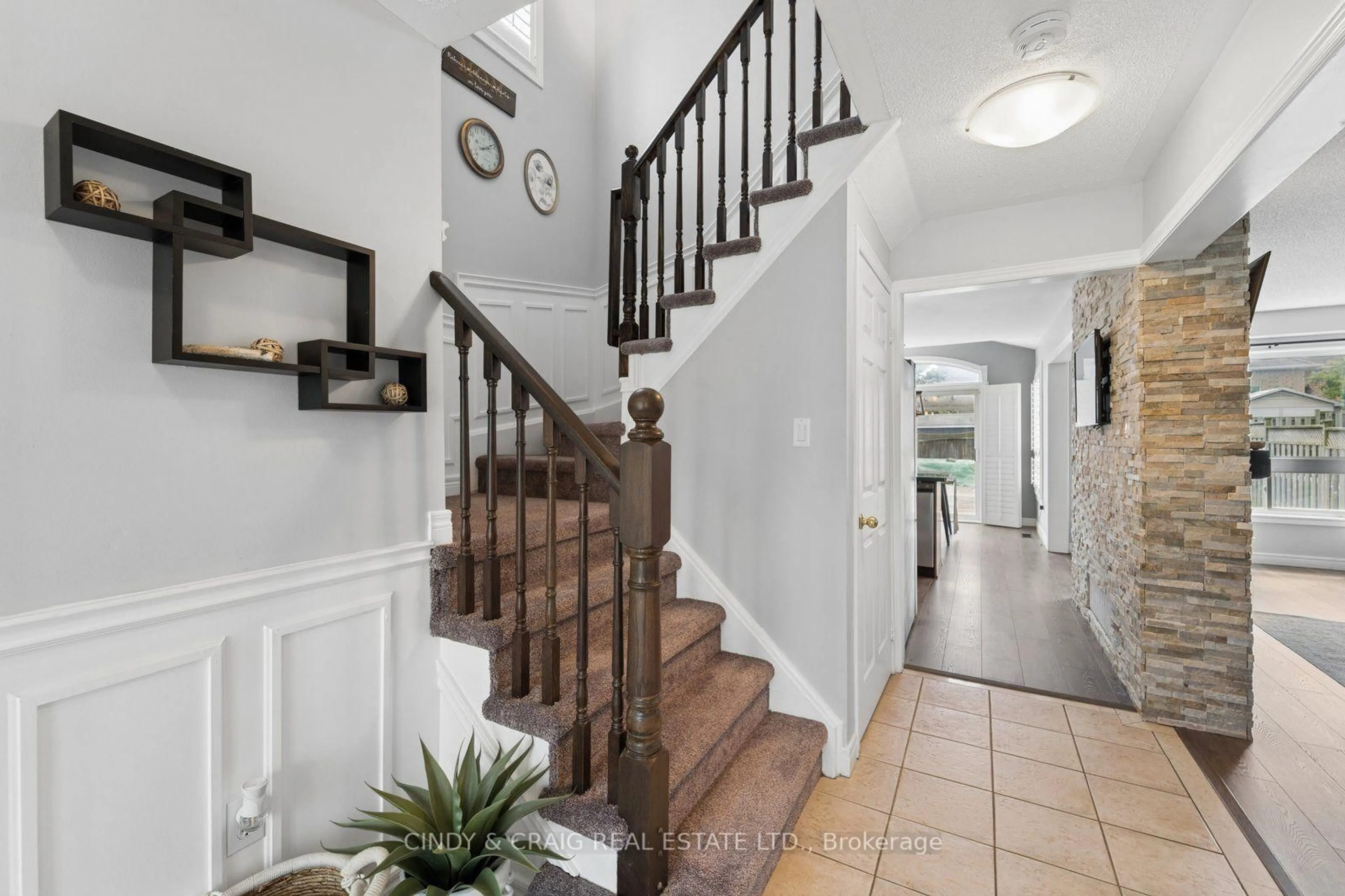 Indoor entryway for 208 Cornish Dr, Clarington Ontario L1E 3H4