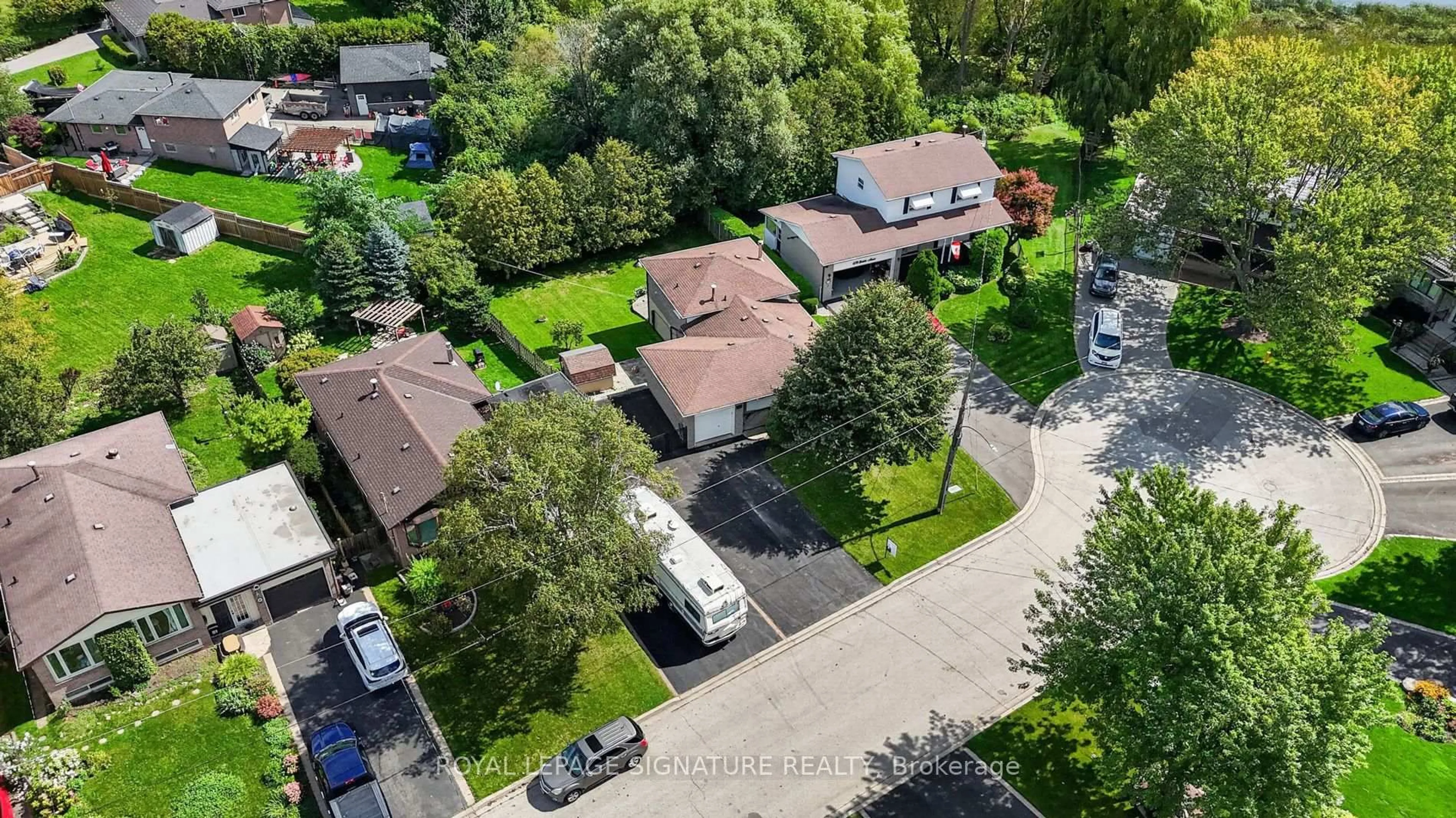 A pic from outside/outdoor area/front of a property/back of a property/a pic from drone, street for 681 Balaton Ave, Pickering Ontario L1W 1W2